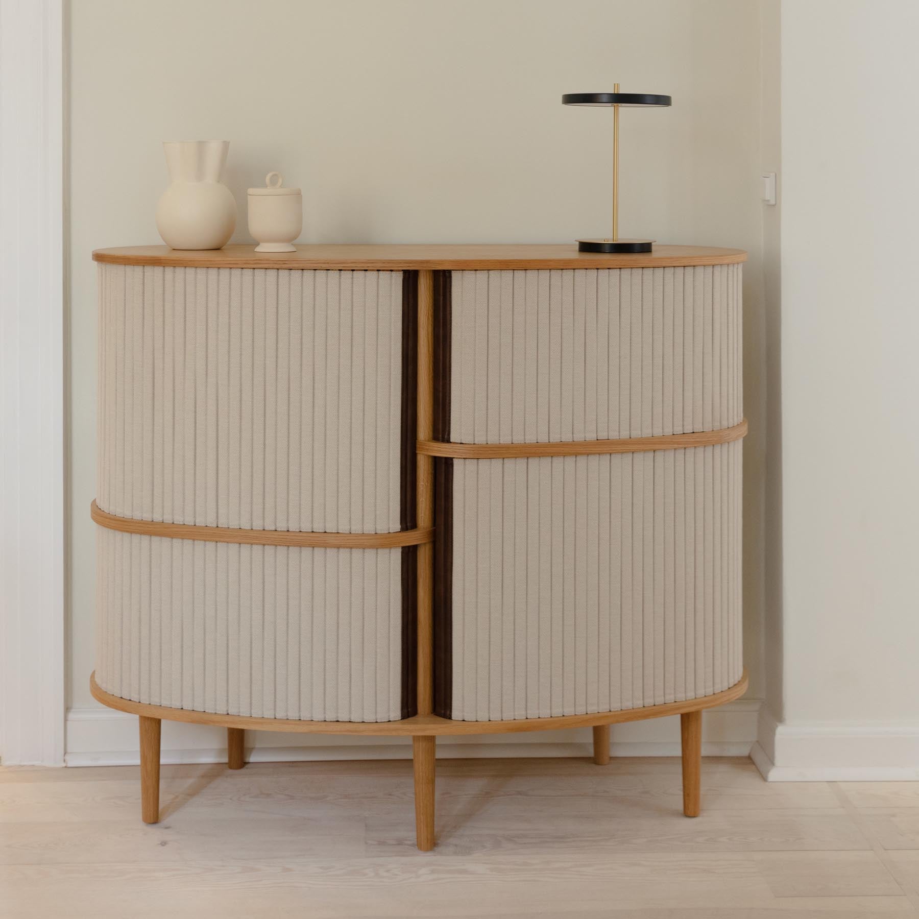 Elegantes Audacious Highboard in sanften Weißtönen, ideal für stilvolle Wohnräume und moderne Einrichtungskonzepte.