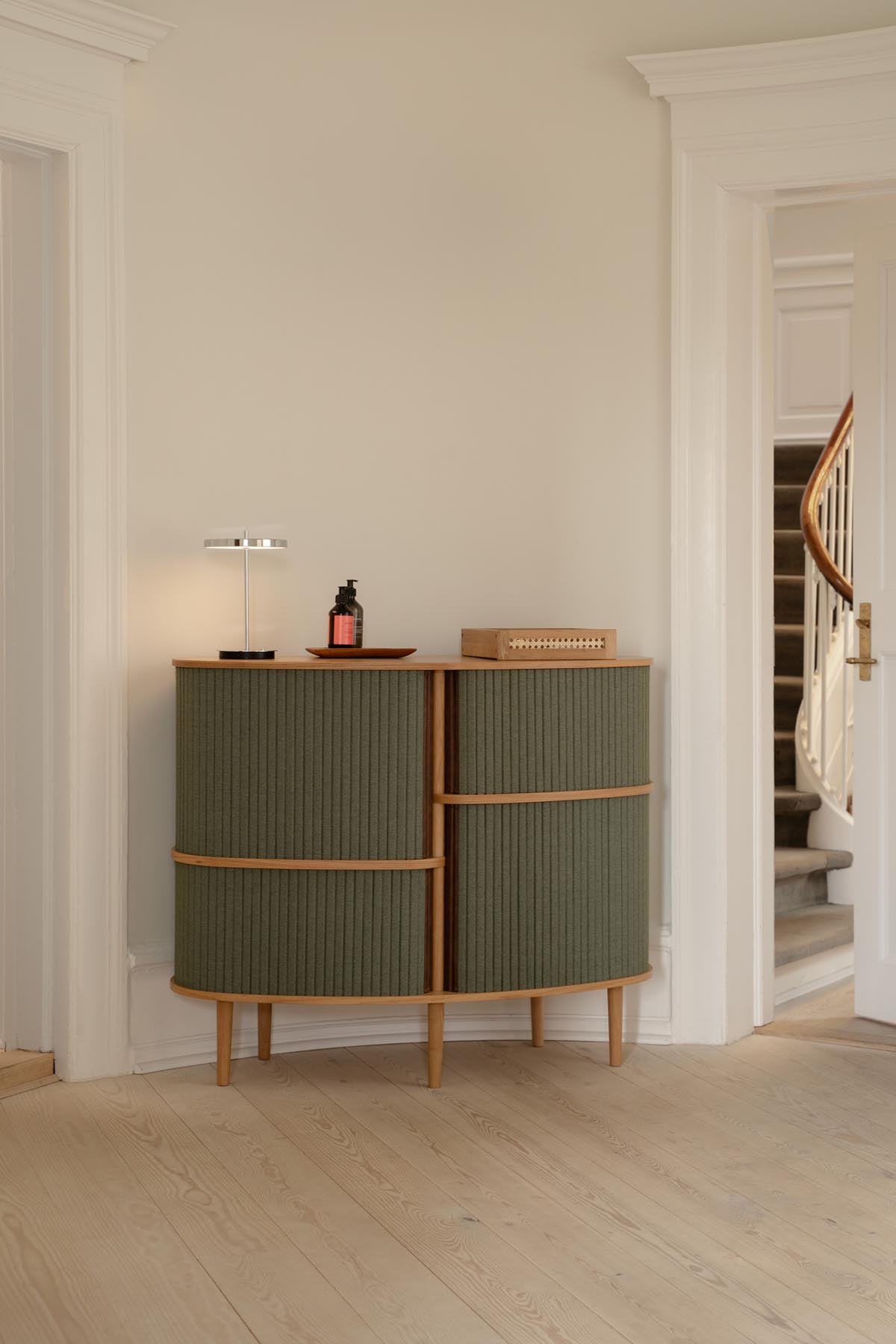 Modernes Highboard Audacious von Umage, in sanften Tönen, perfekt für stilvolle Akzente in jedem Wohnraum.