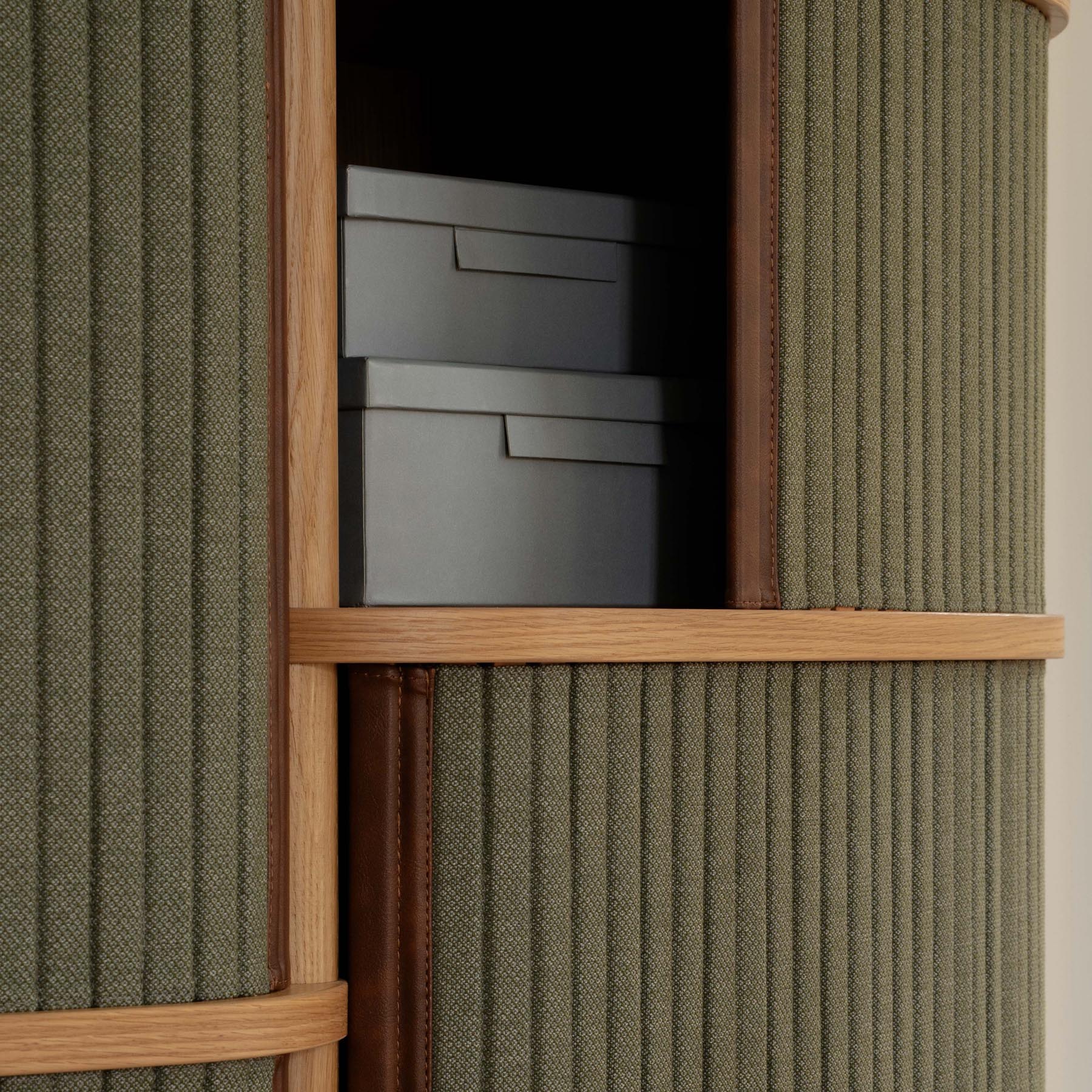 Elegantes Highboard Audacious von Umage, ideal für stilvolle Akzente und praktischen Stauraum in jedem modernen Wohnraum.