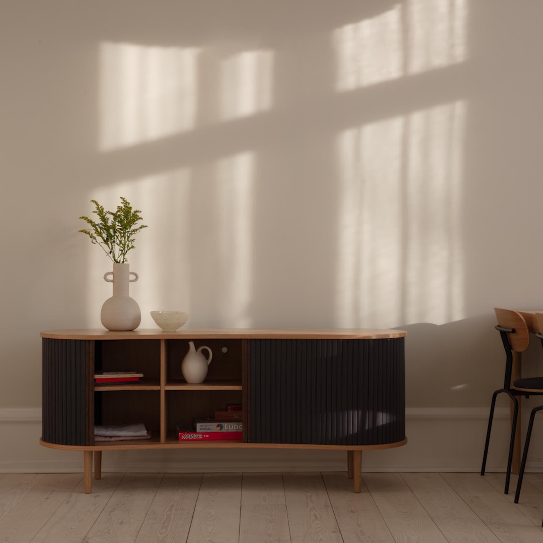 Modernes Audacious Sideboard von Umage, das durch seine klare Linienführung und stilvolle Farbgebung ideal für zeitgemäße Wohnräume ist.