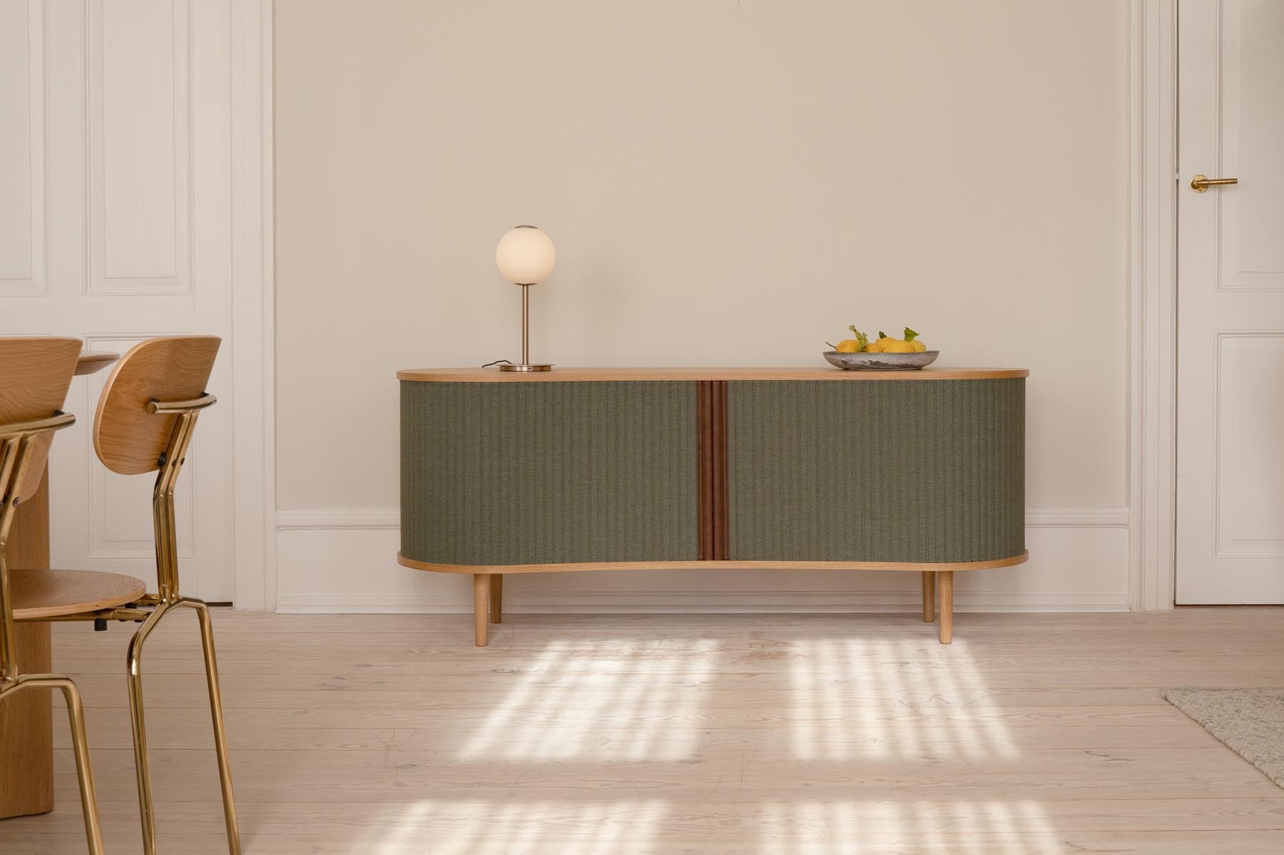 Elegantes Audacious Sideboard von Umage, das mit seinem minimalistischen Design und warmen Farbtönen eine einladende Atmosphäre schafft.