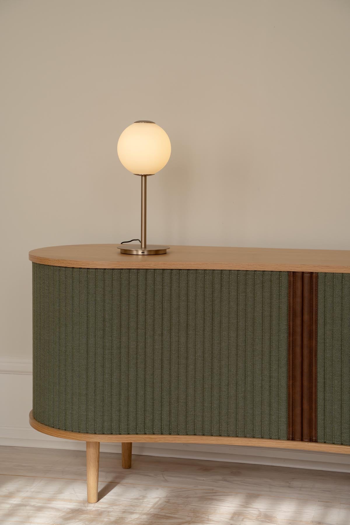 Modernes Audacious Sideboard von Umage, das durch seine klaren Linien und harmonischen Farben stilvolle Akzente in jedem Raum setzt.