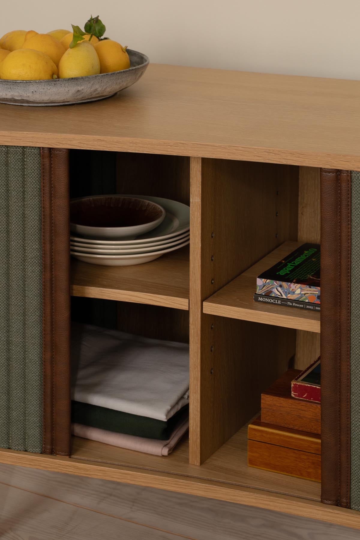 Elegantes Audacious Sideboard von Umage, das mit seinem minimalistischen Design und der warmen Farbpalette jedem Raum eine einladende Atmosphäre verleiht.