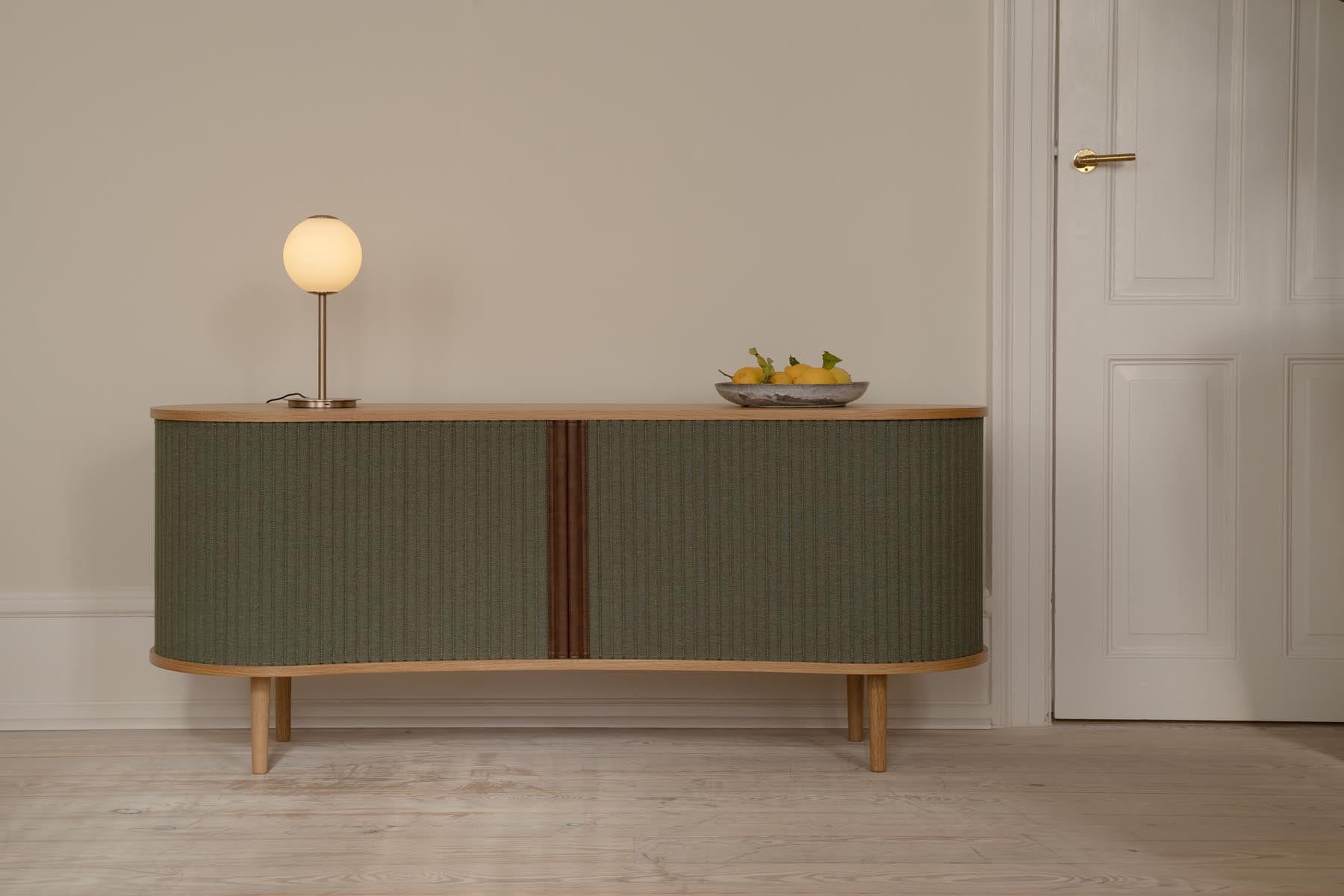 Modernes Audacious Sideboard von Umage, das durch seine klare Linienführung und stilvolle Farbgebung jedem Wohnraum Charakter verleiht.