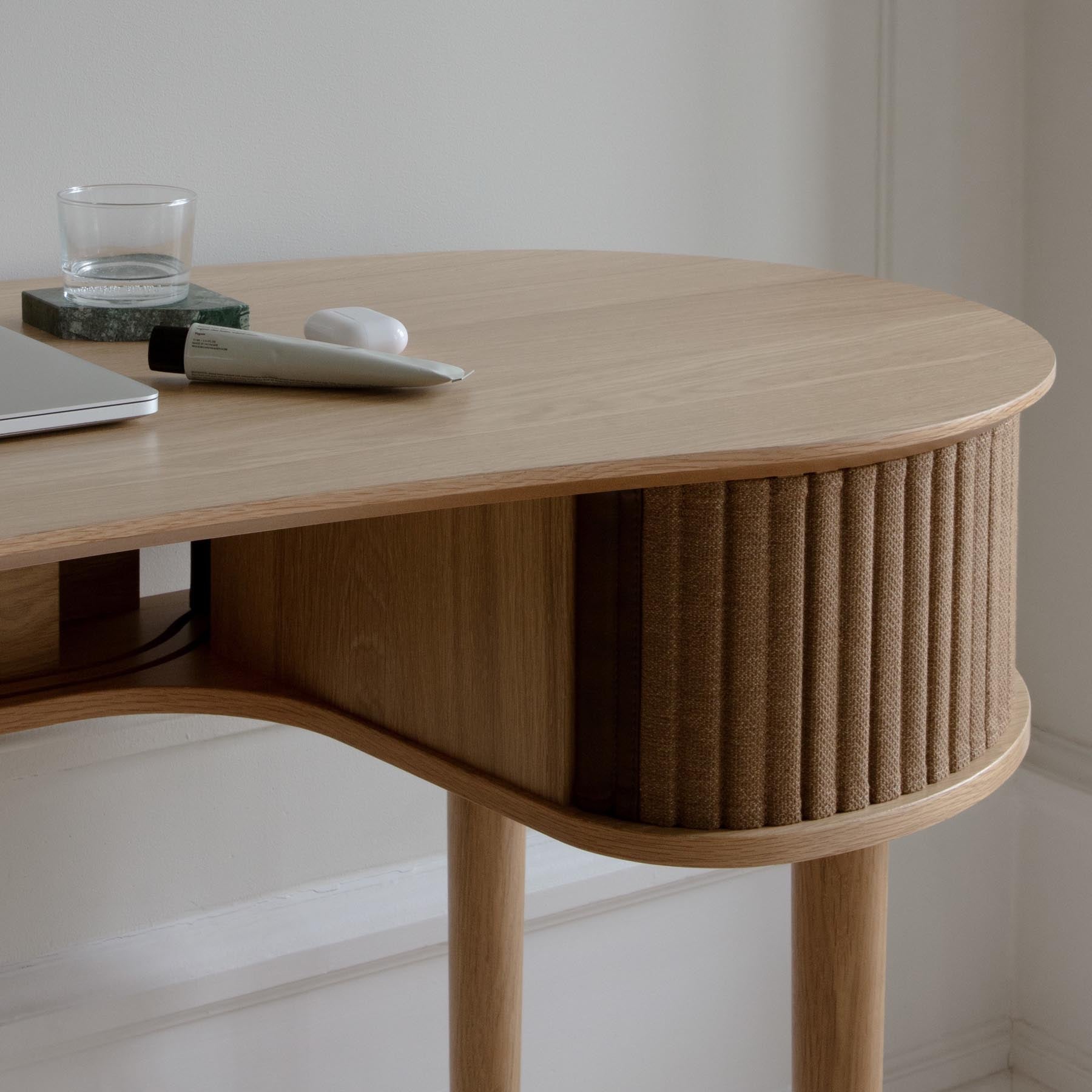 Eleganter Audacious Schreibtisch in Sugar Brown von Umage, ideal für stilvolle Arbeitsumgebungen und modernes Design.