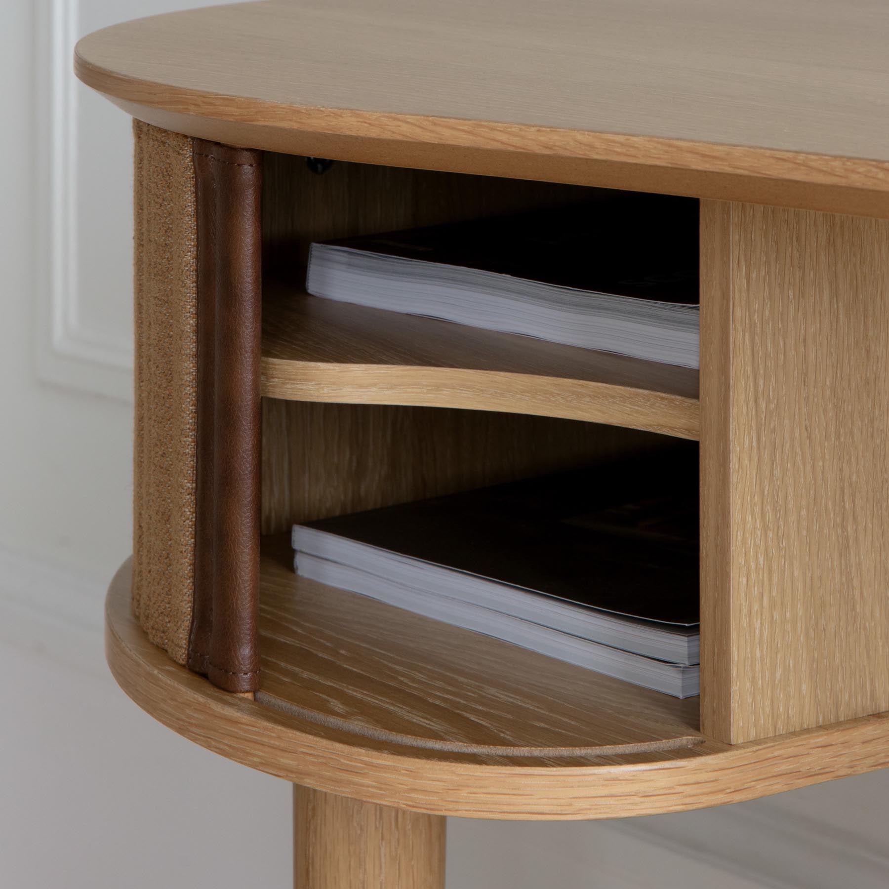 Moderner Audacious Schreibtisch in Sugar Brown von Umage, perfekt für kreative Arbeitsplätze und zeitgemäße Bürogestaltung.