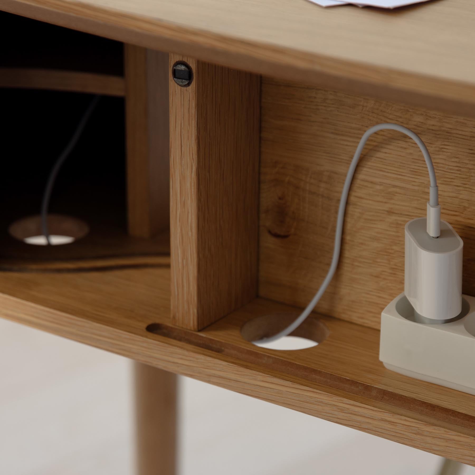 Eleganter Audacious Schreibtisch in White Sands von Umage, ideal für modernes Arbeiten und stilvolle Büros, präsentiert in ansprechender Umgebung.