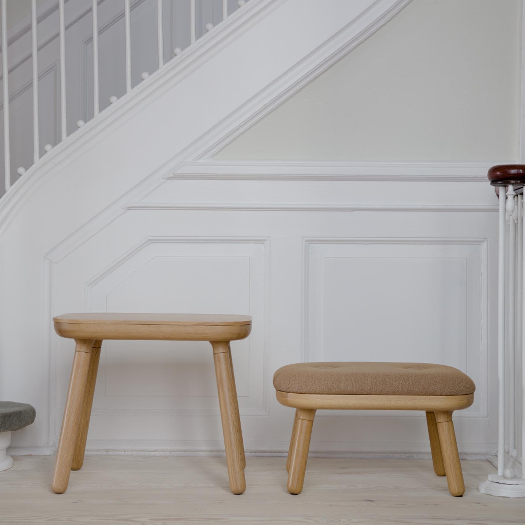 Eleganter Paff low Hocker in warmem Sugar Brown, ideal für stilvolle Wohnräume. Hochwertiges Design von Umage.