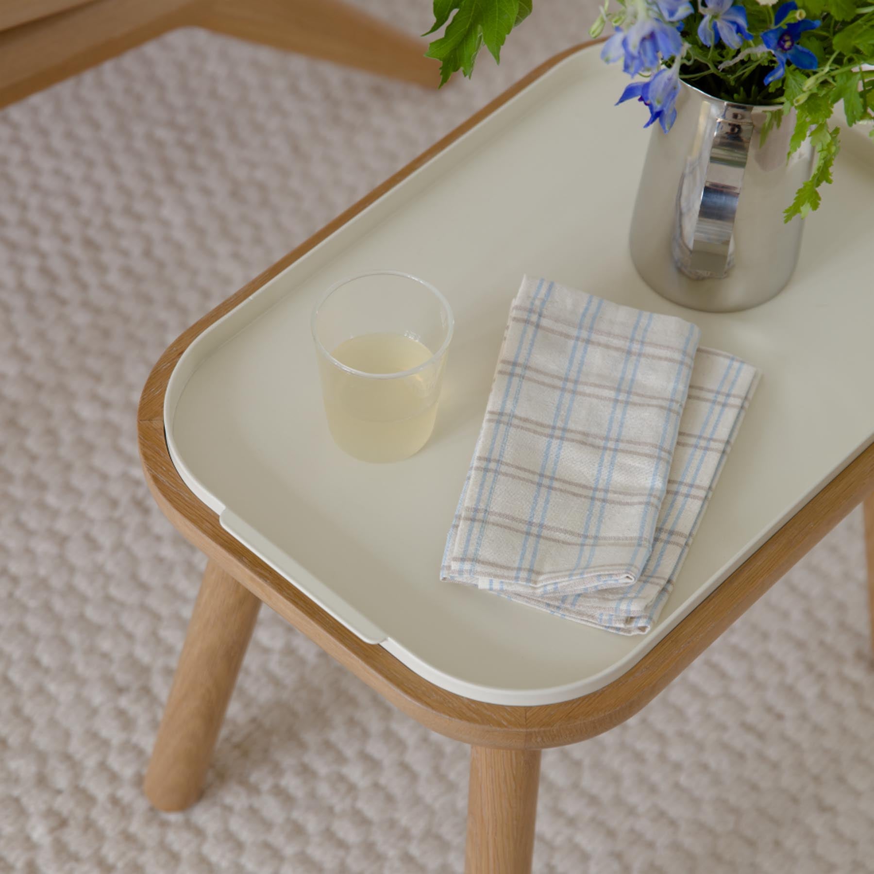 Eleganter Paff low Beistelltisch in sanftem Pearl White von Umage, ideal für stilvolle Akzente und flexible Einsatzmöglichkeiten im Wohnraum.