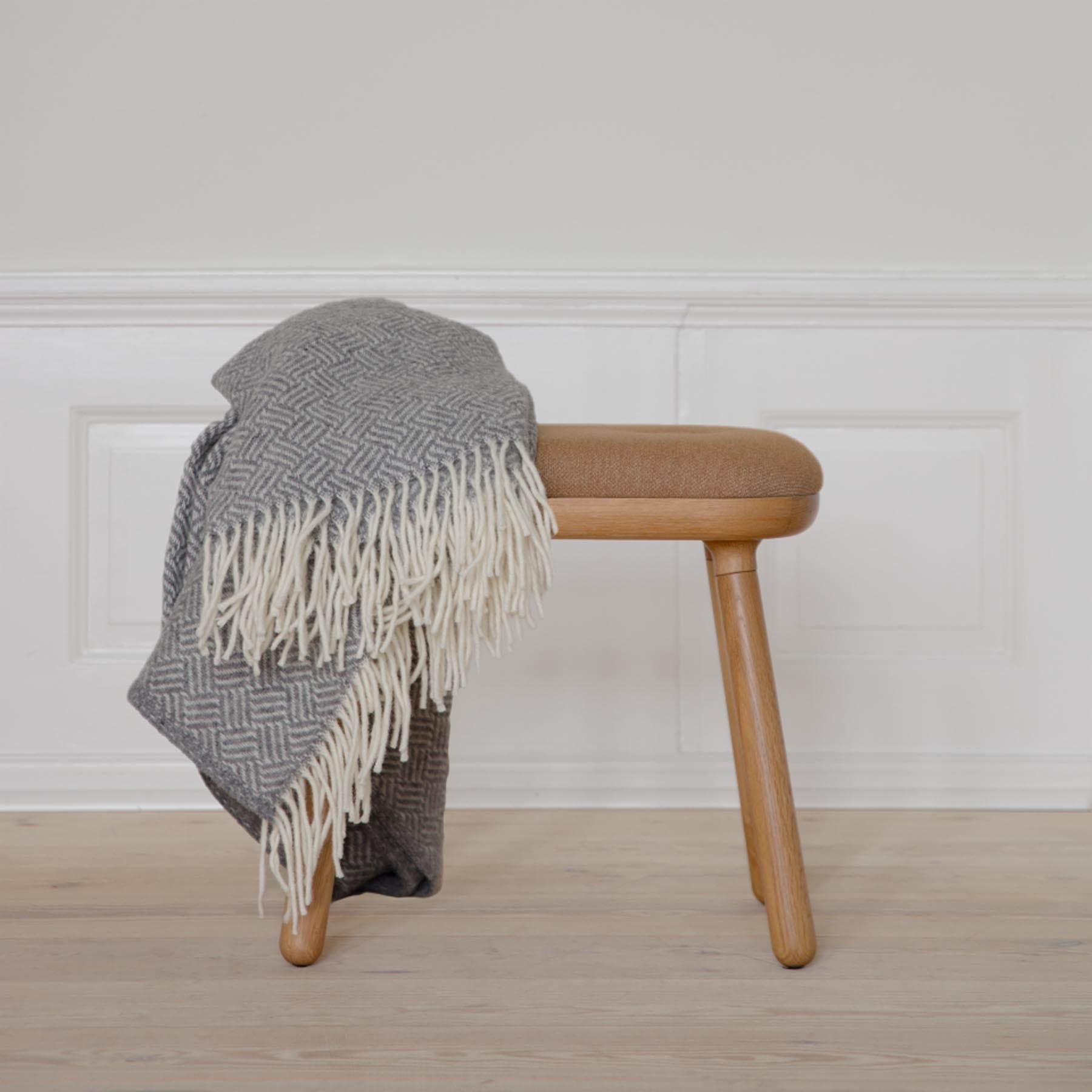 Eleganter Paff low Hocker in warmem Sugar Brown, ideal für entspannte Momente und als dekoratives Element in Ihrem Zuhause.