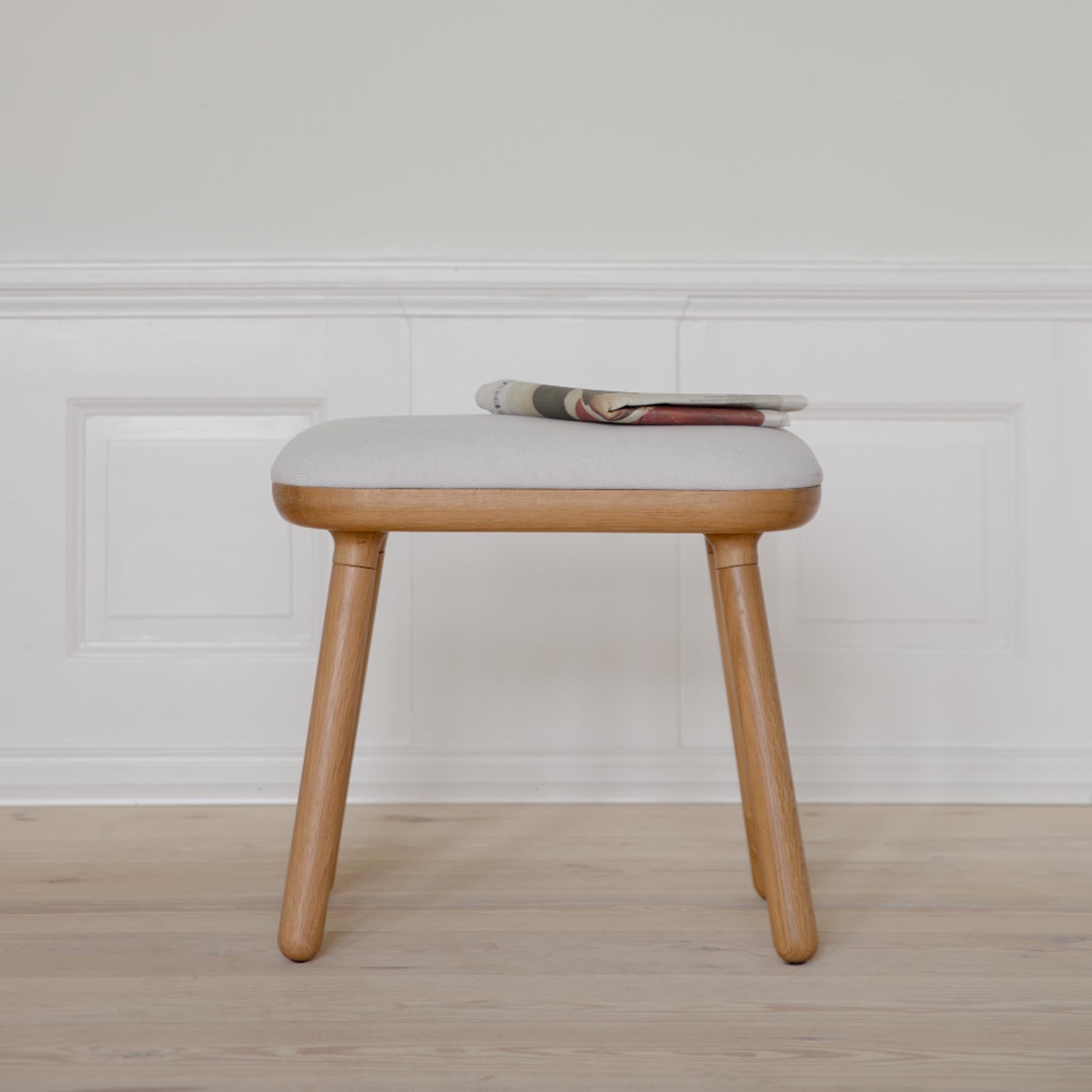 Eleganter Paff low Hocker in stilvollem Sterling, ideal für moderne Wohnräume. Perfekte Kombination aus Komfort und Design von Umage.