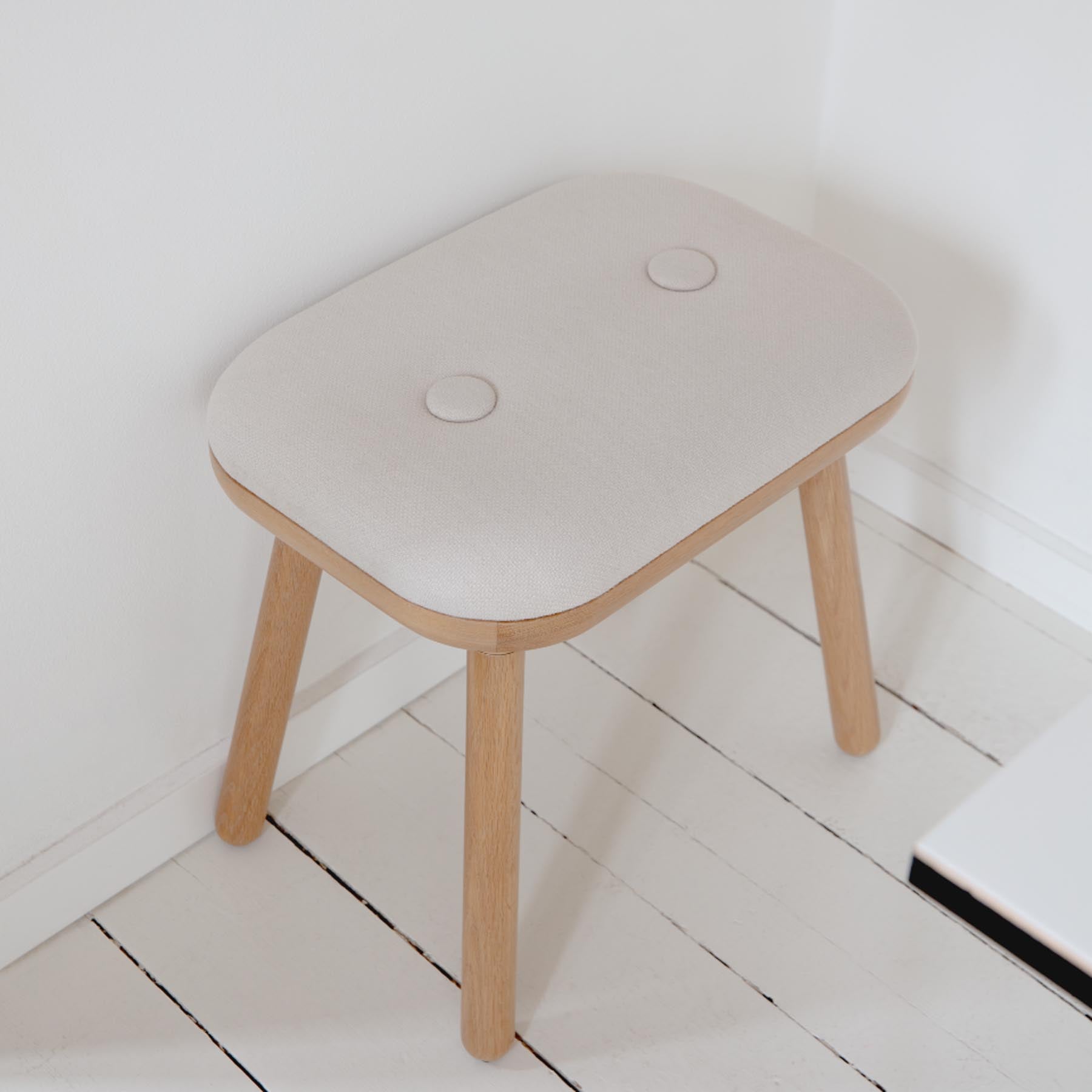 Eleganter Paff low Hocker in stilvollem Sterling, der Komfort und modernes Design für Ihr Zuhause bietet. Perfekt für vielseitige Wohnräume.