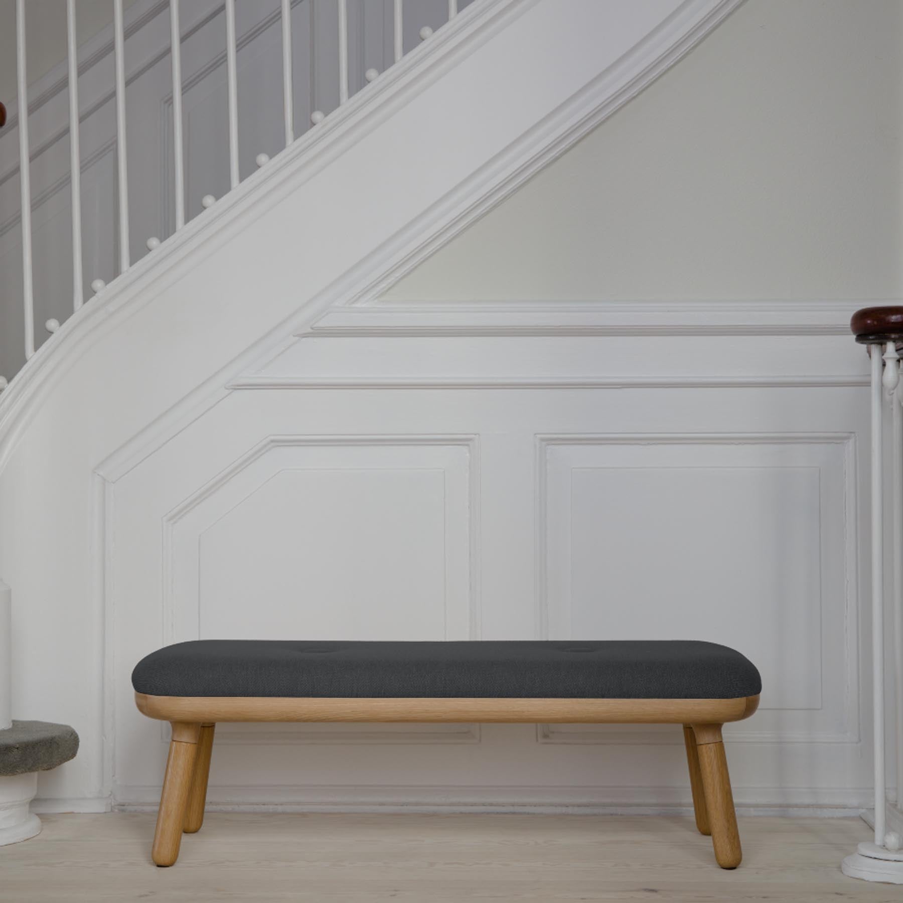Elegante Paff low Bank von Umage in stilvollem Shadow, ideal für moderne Wohnräume und gemütliche Sitzgelegenheiten.
