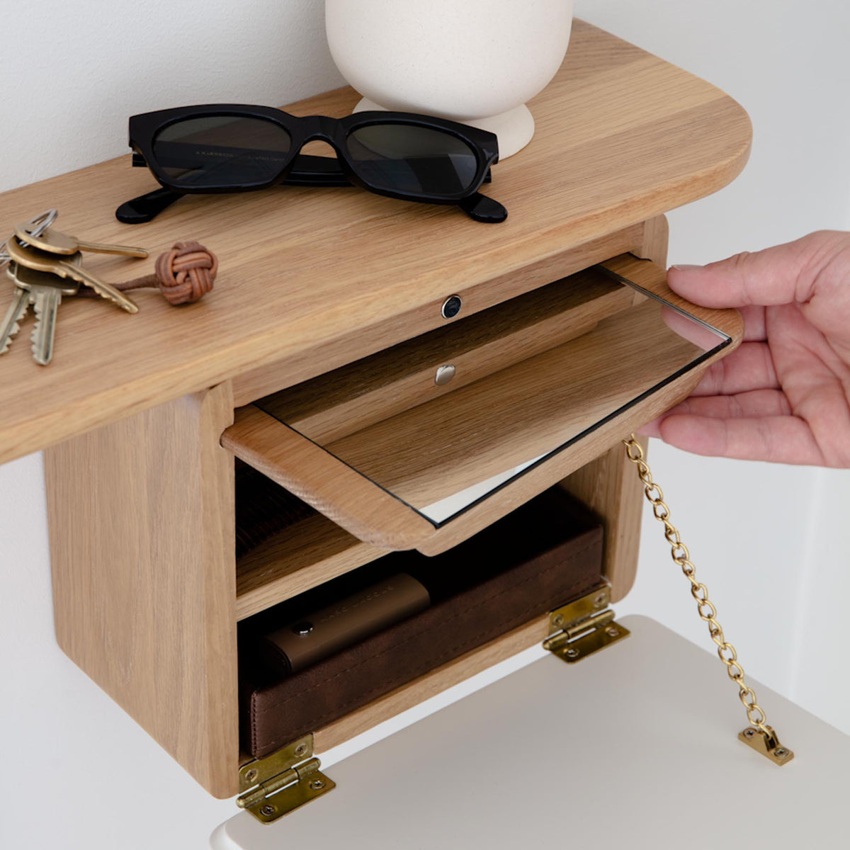 One More Look Wandregal in Pearl White präsentiert im Onlineshop von KAQTU Design AG. Wandregal ist von Umage