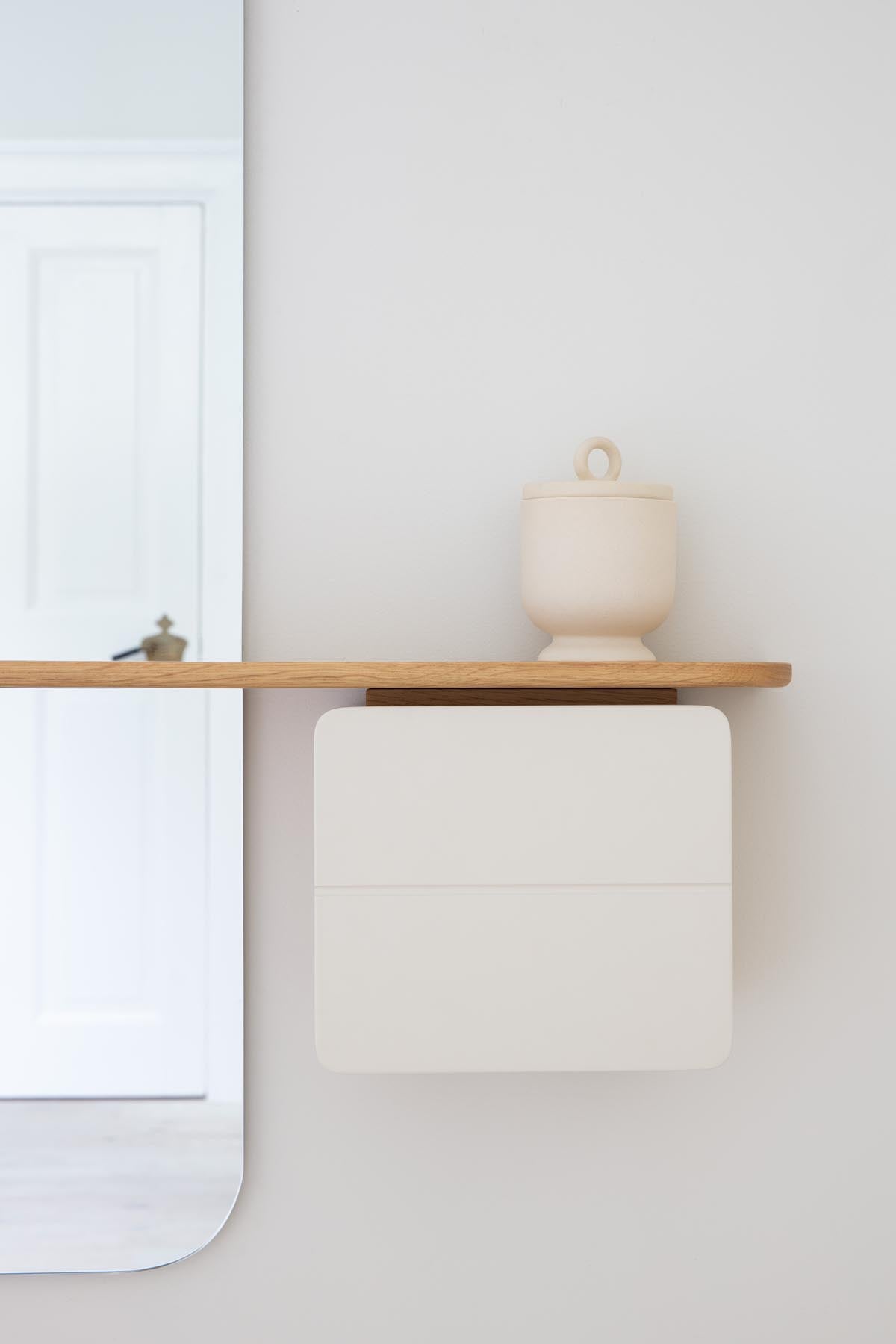 One More Look Wandregal in Pearl White präsentiert im Onlineshop von KAQTU Design AG. Wandregal ist von Umage