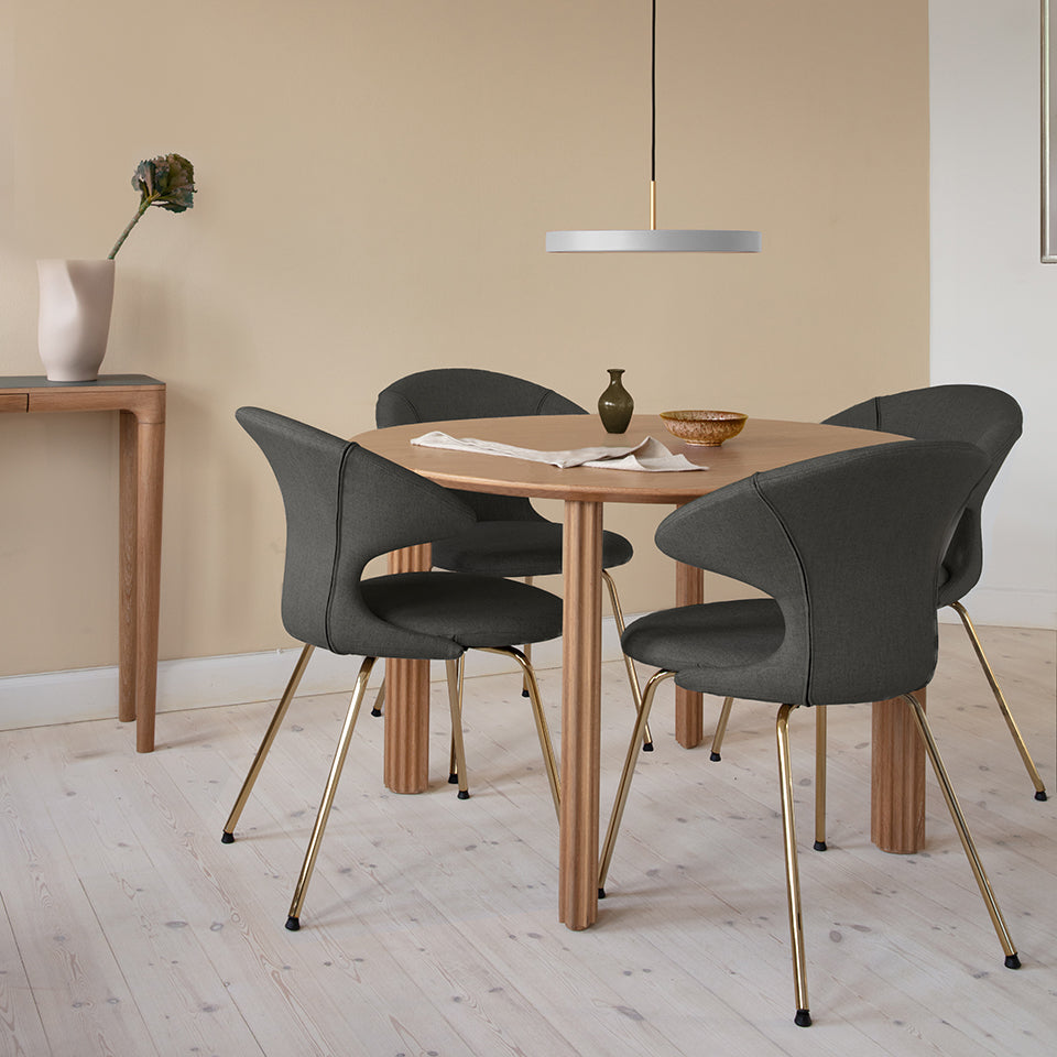 Eleganter Comfort Circle Esstisch aus Eiche von Umage, ideal für stilvolle Essbereiche und gesellige Zusammenkünfte.