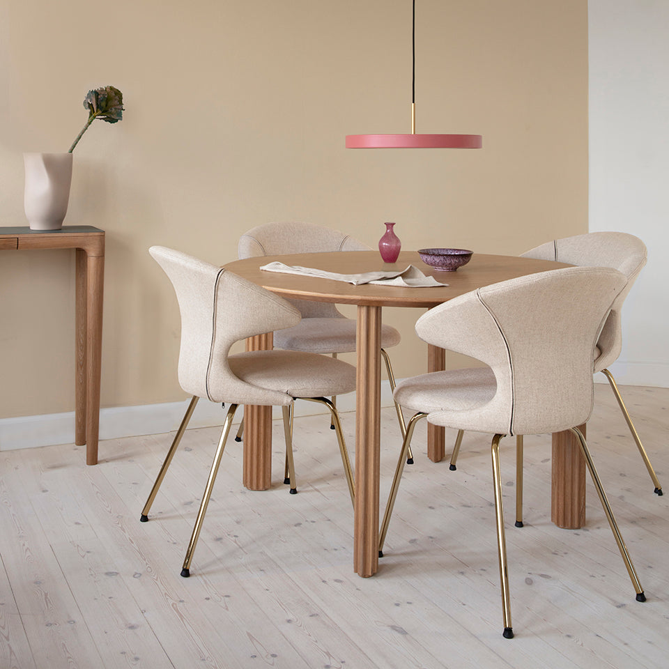Moderner Comfort Circle Esstisch von Umage aus hochwertiger Eiche, perfekt für gemütliche Esszimmer und gesellige Runden.