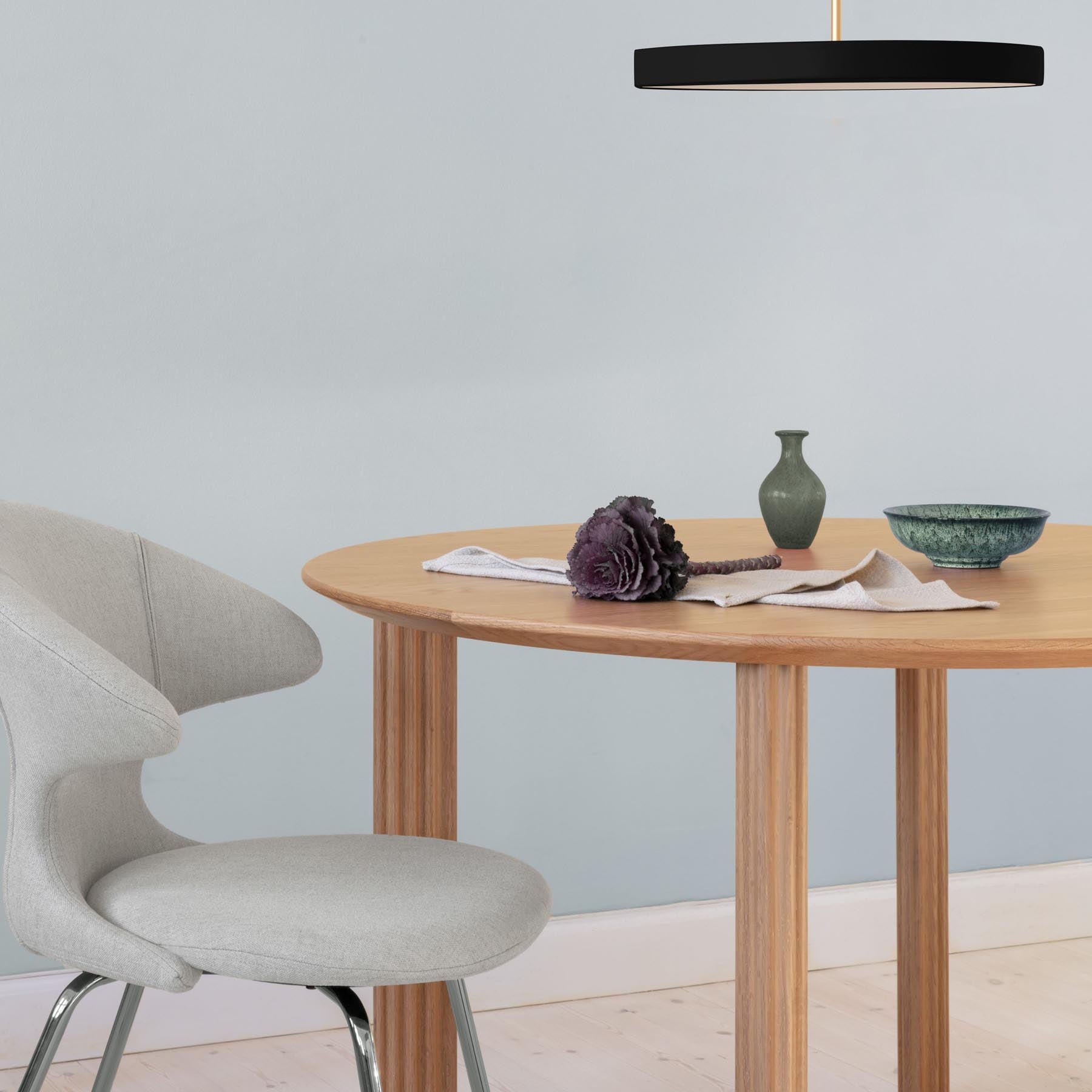 Eleganter Comfort Circle Esstisch von Umage, gefertigt aus edler Eiche, ideal für stilvolle Essbereiche und gesellige Zusammenkünfte.