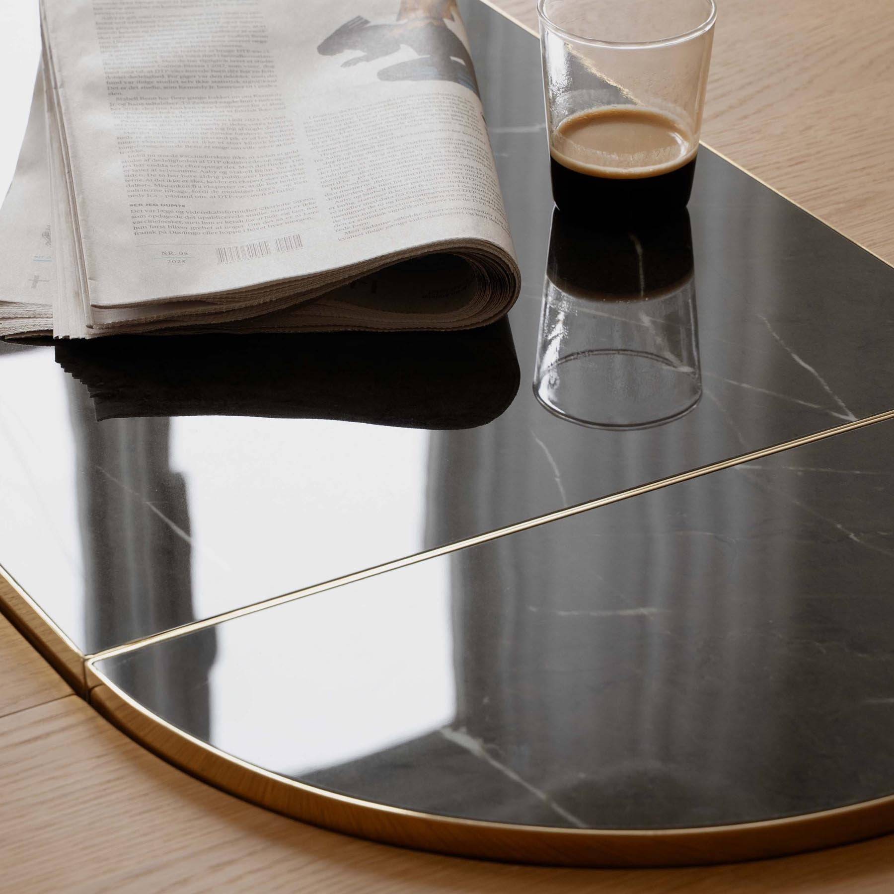 Moderner, ausziehbarer Comfort Circle Esstisch von Umage in elegantem Nero brass/Rippled Design, perfekt für gesellige Essensrunden.