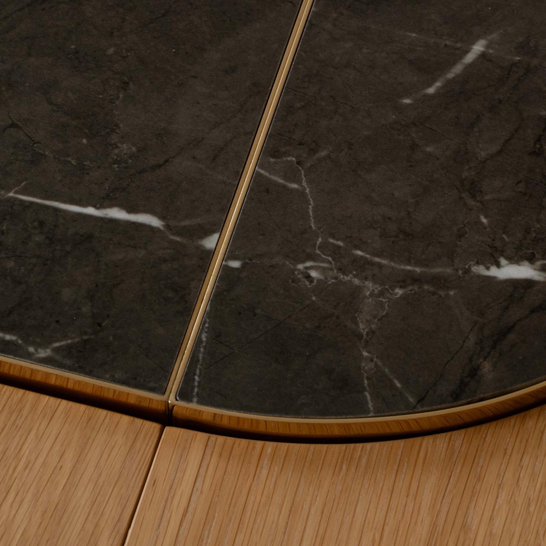 Eleganter Comfort Circle Esstisch von Umage, ausziehbar und stilvoll in Nero brass/Rippled, ideal für gemütliche Zusammenkünfte.