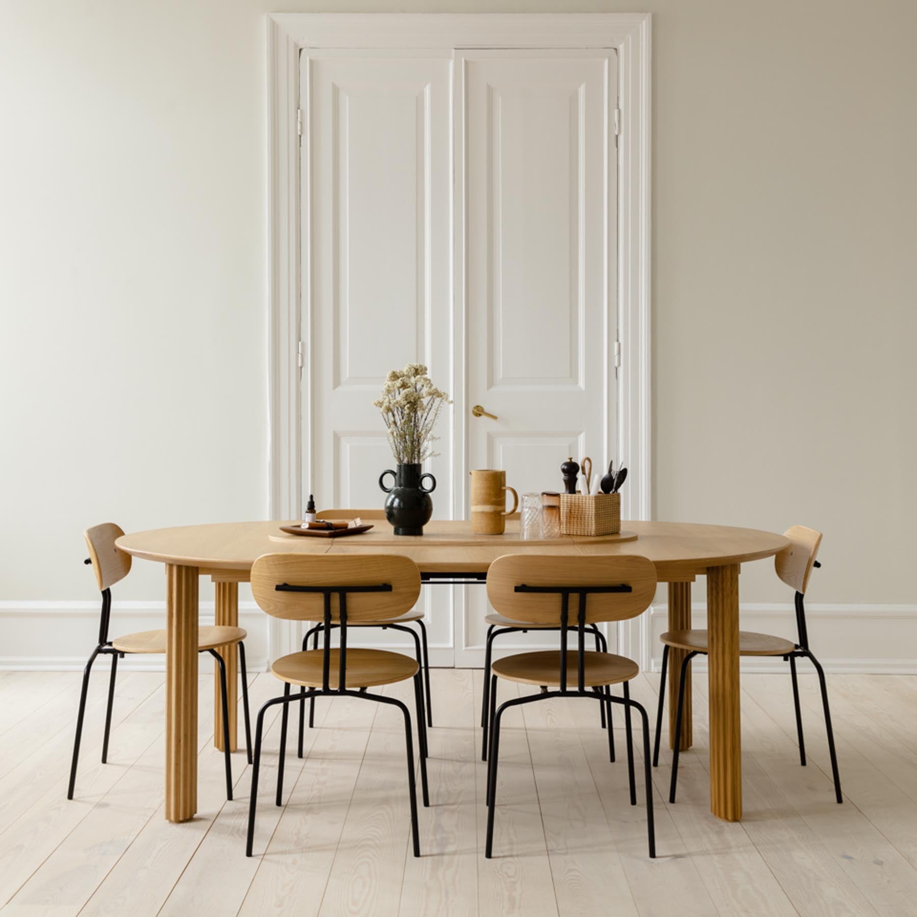 Eleganter Comfort Circle Esstisch ausziehbar in Eiche, ideal für gesellige Runden und stilvolle Essbereiche, präsentiert von Umage.