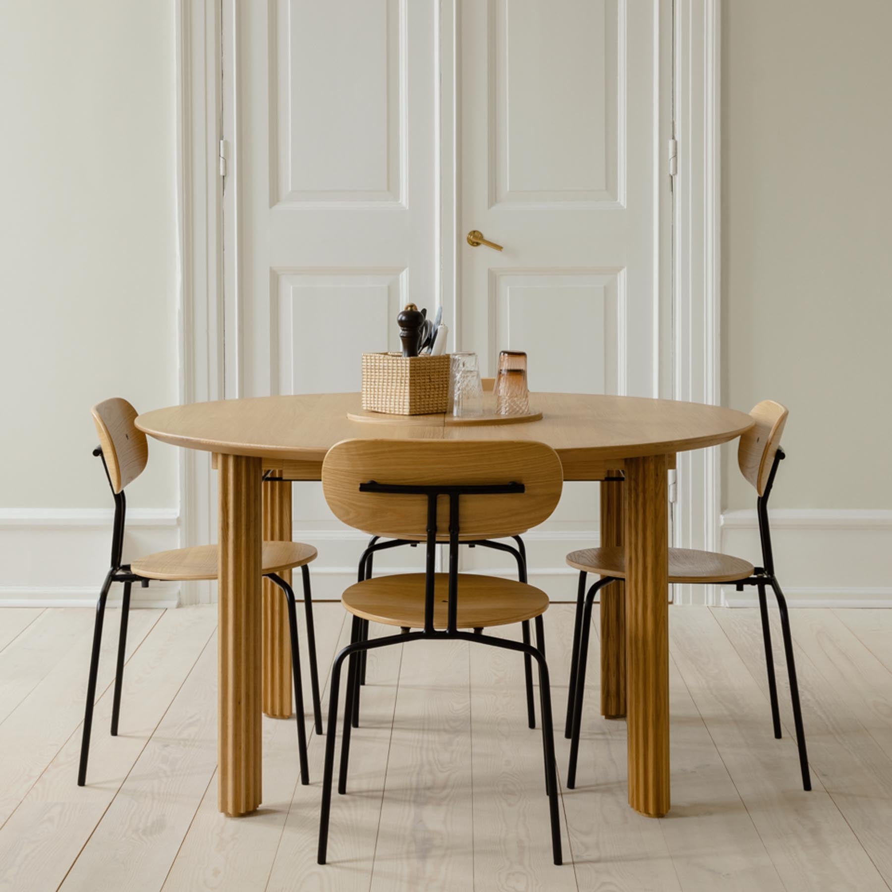 Moderner, ausziehbarer Comfort Circle Esstisch in Eiche von Umage, perfekt für flexible Essbereiche und gesellige Zusammenkünfte.