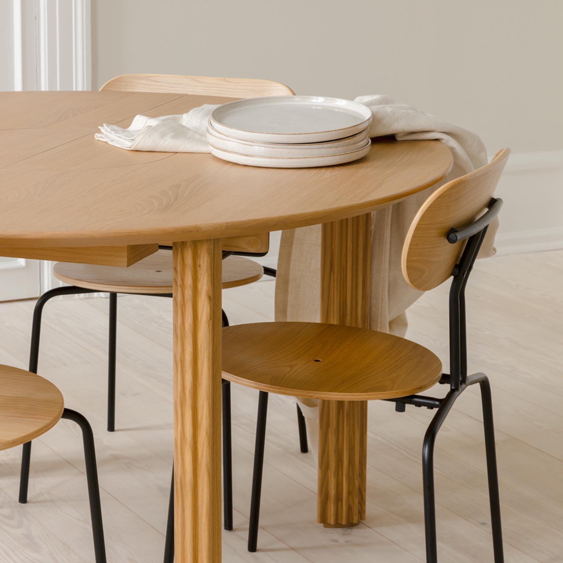 Moderner, ausziehbarer Comfort Circle Esstisch von Umage aus Eiche, perfekt für gemütliche Essensrunden und stilvolle Einrichtung.