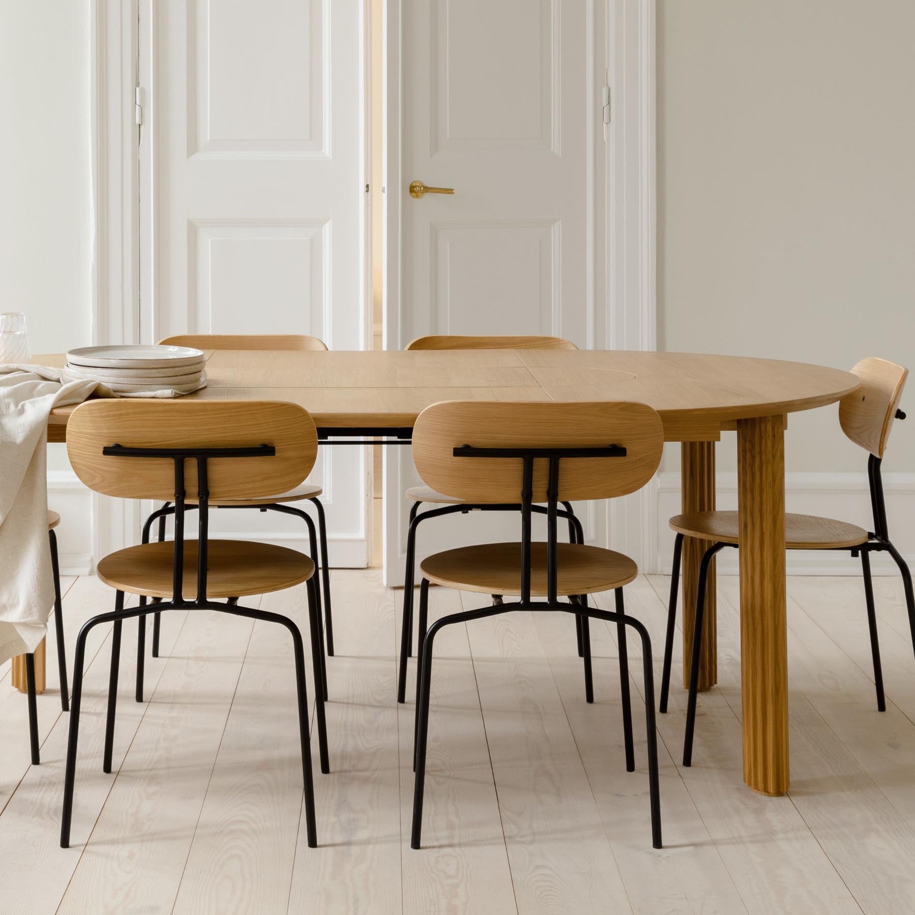 Moderner, ausziehbarer Comfort Circle Esstisch von Umage aus Eiche, perfekt für stilvolle Essbereiche und gesellige Runden.