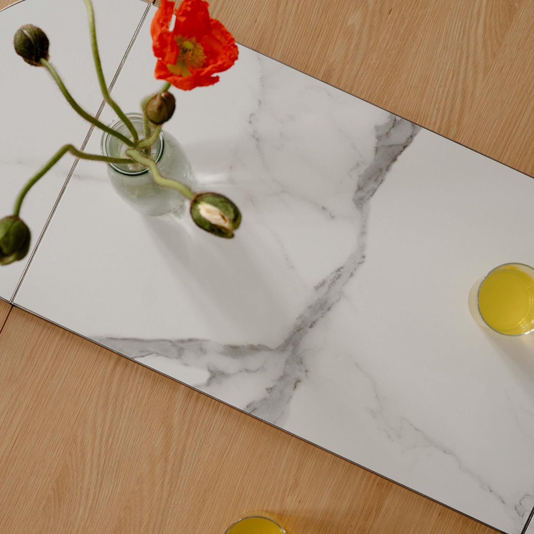 Eleganter Comfort Circle Esstisch von Umage, ausziehbar und in stilvollem Bianco steel/Smooth, ideal für gesellige Essensrunden.