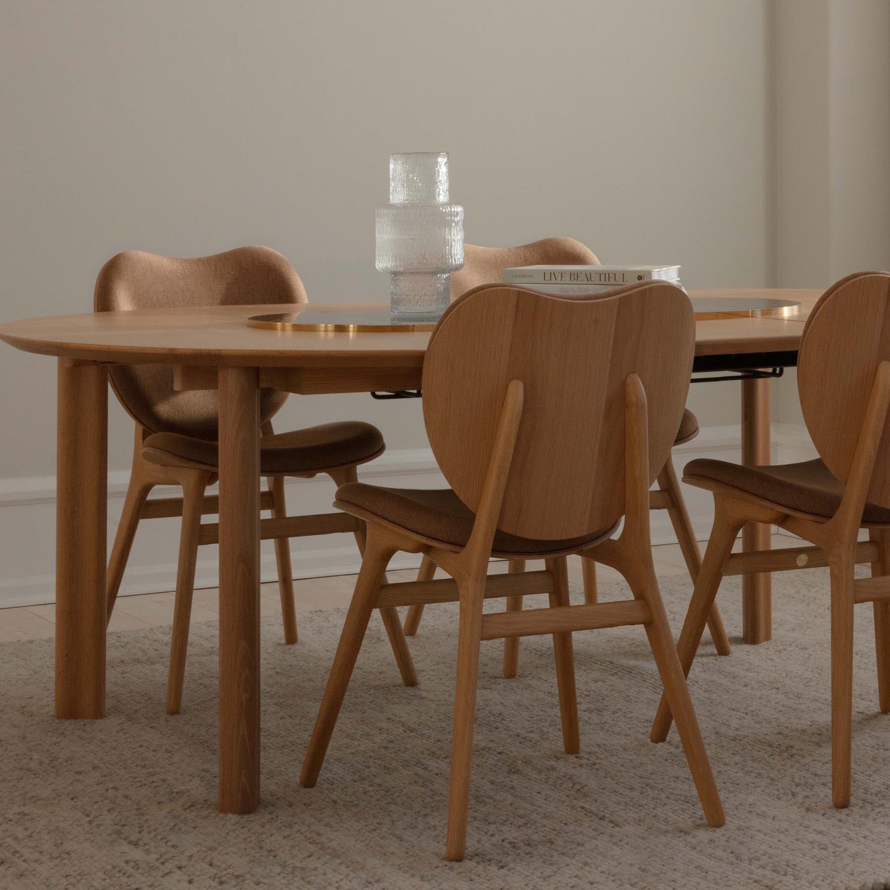 Eleganter Comfort Circle Esstisch von Umage, ausziehbar und in stilvollem Nero brass/Smooth, ideal für gesellige Runden.