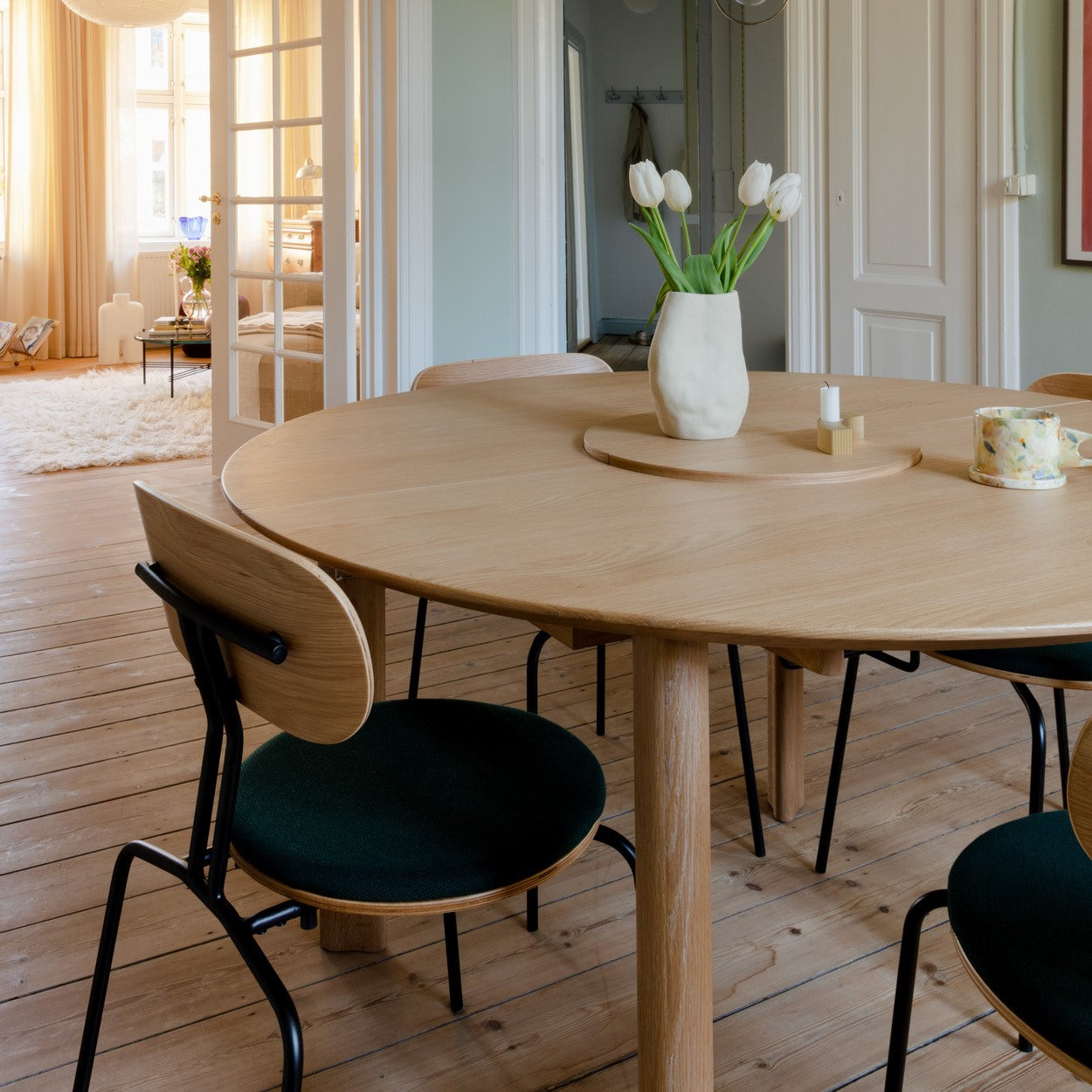 Eleganter Comfort Circle Esstisch von Umage, ausziehbar und aus hochwertiger Eiche, ideal für gemütliche Essensmomente und stilvolle Einrichtung.