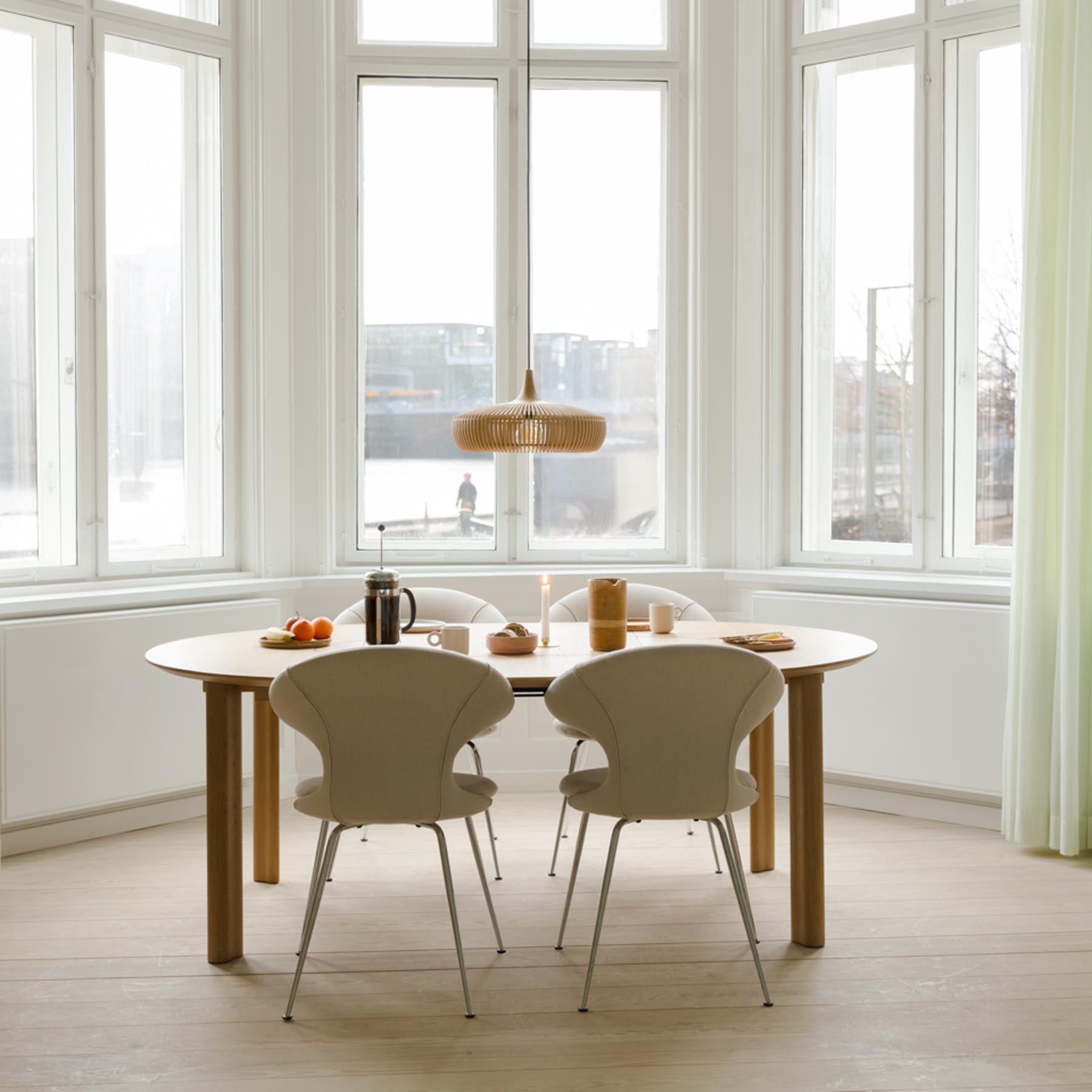 Moderner, ausziehbarer Comfort Circle Esstisch von Umage aus edler Eiche, perfekt für gesellige Runden und stilvolle Essbereiche.