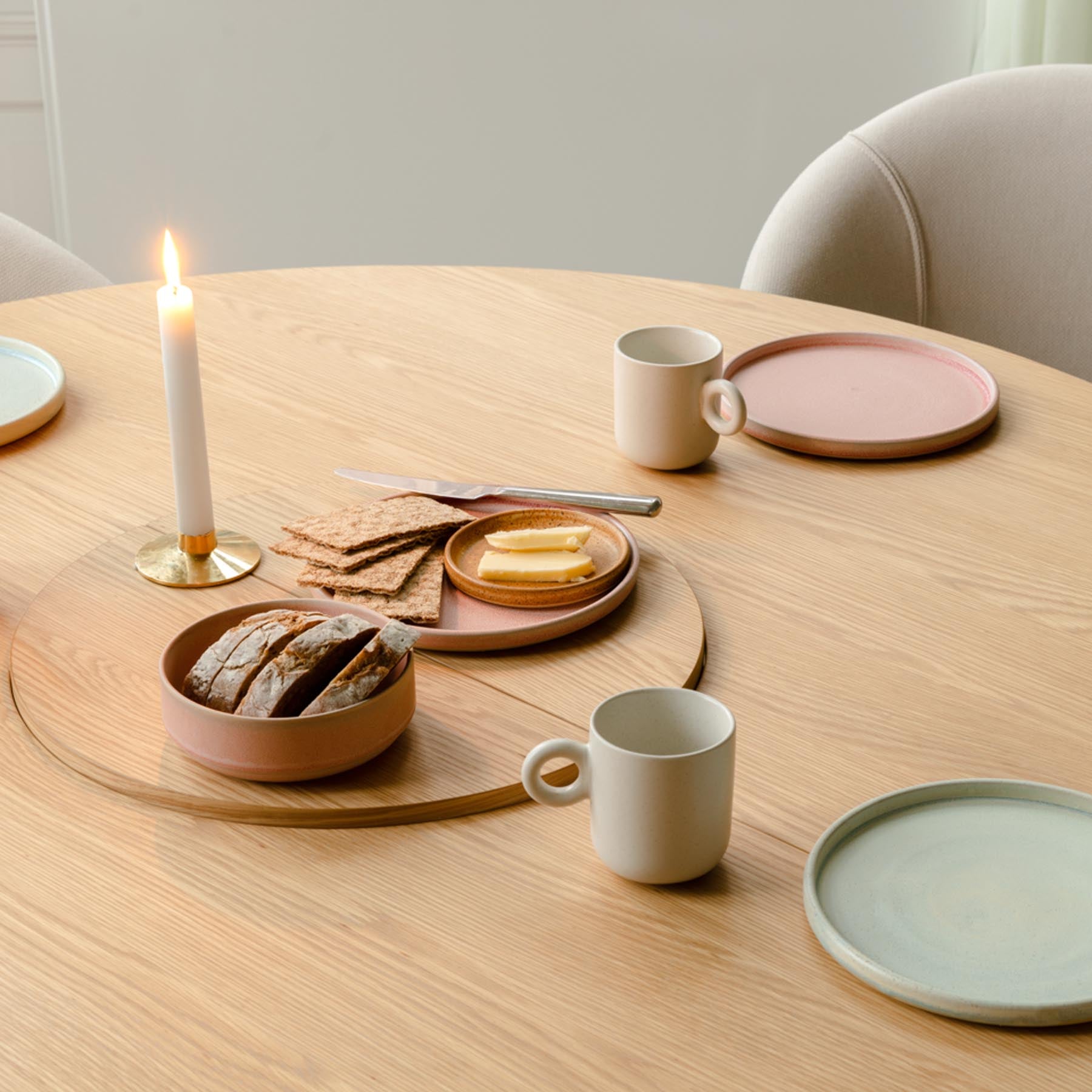 Moderner, ausziehbarer Comfort Circle Esstisch von Umage aus Eiche, perfekt für gesellige Runden und stilvolle Essbereiche.
