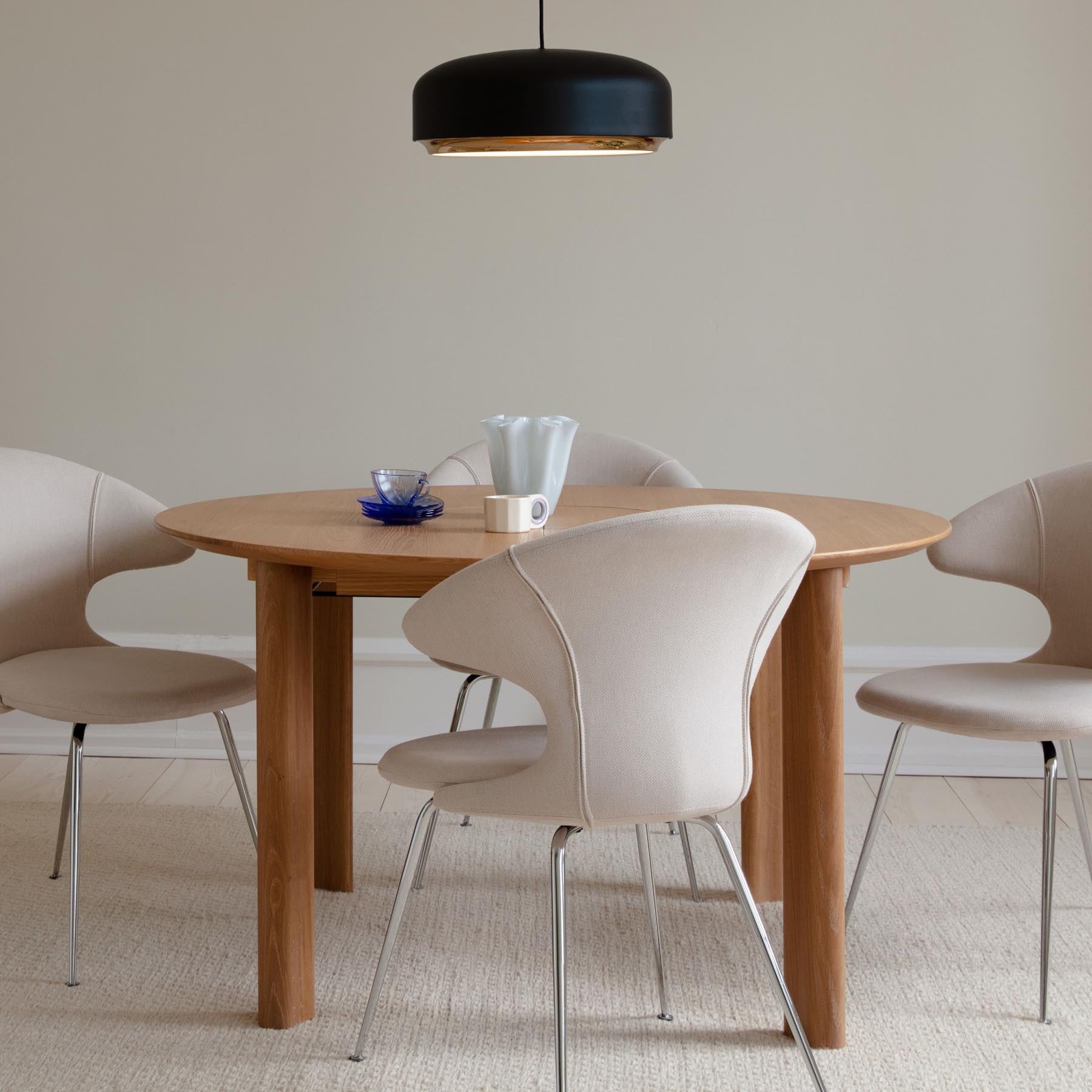 Eleganter Comfort Circle Esstisch von Umage, ausziehbar und aus hochwertiger Eiche, ideal für gemütliche Essensmomente und stilvolle Einrichtung.