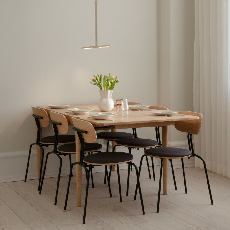 Moderner Heart'n'Soul Esstisch aus hochwertigem Eichenholz von Umage, perfekt für stilvolle Esszimmer und gesellige Zusammenkünfte.