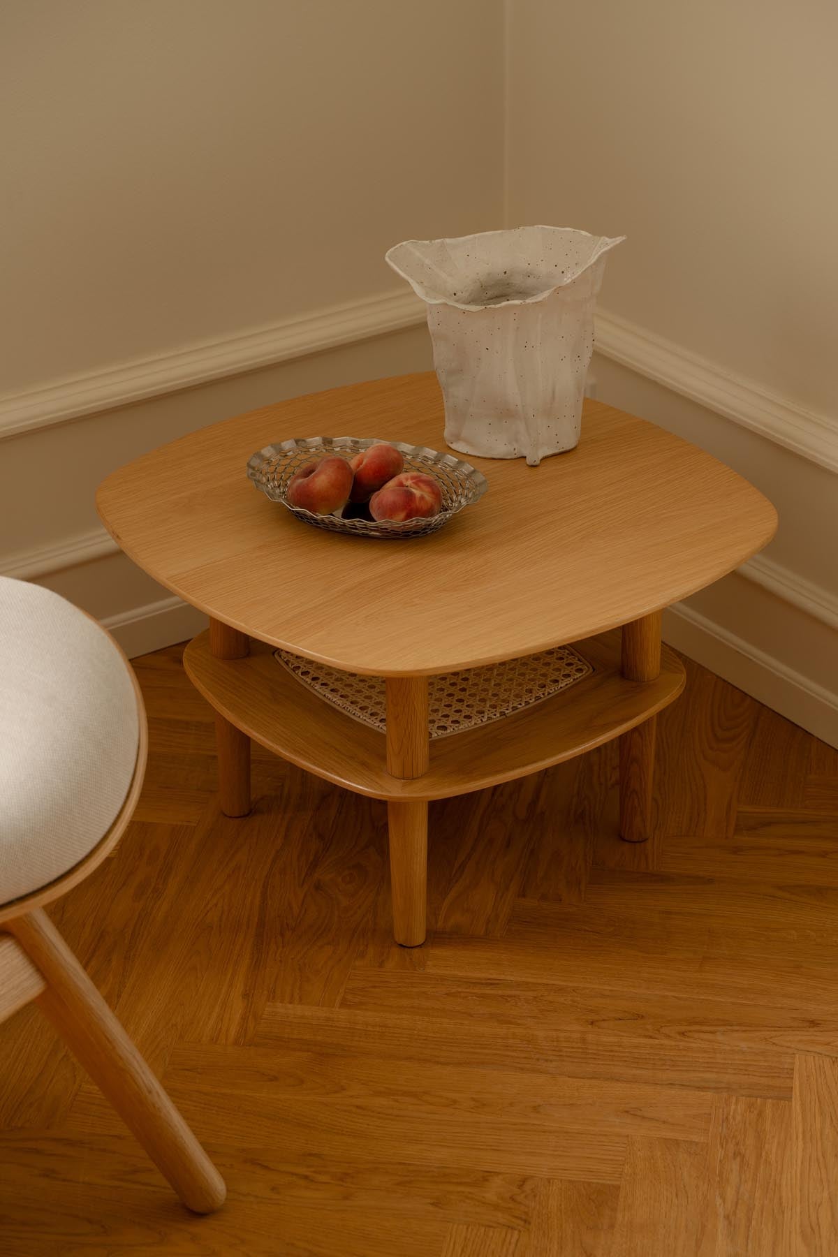 Eleganter Together Smooth Square Couchtisch 60 aus Eiche, ideal für stilvolle Wohnräume, präsentiert in modernem Design von Umage.