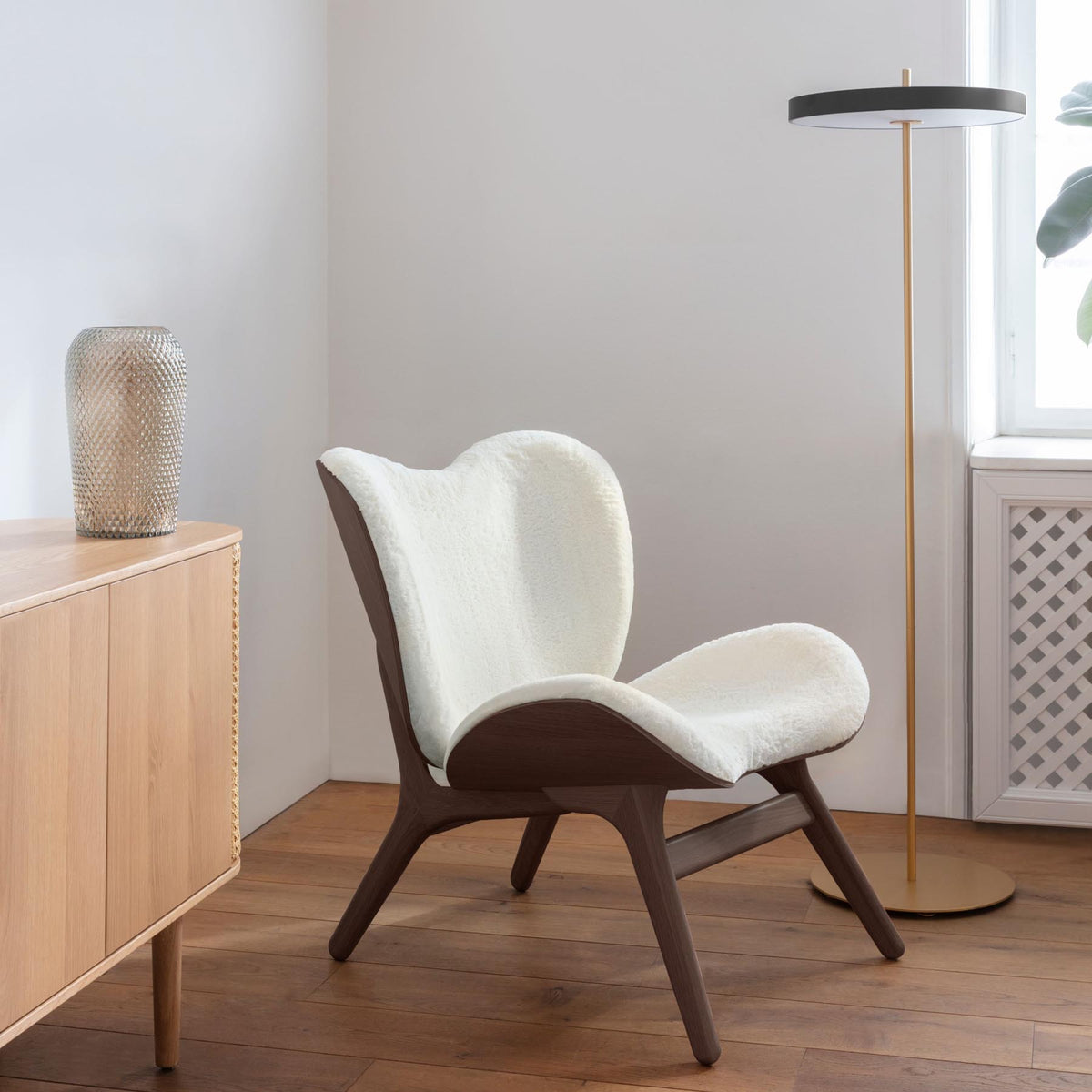 A Conversation Piece Low Sessel in Teddy White präsentiert im Onlineshop von KAQTU Design AG. Sessel ist von Umage