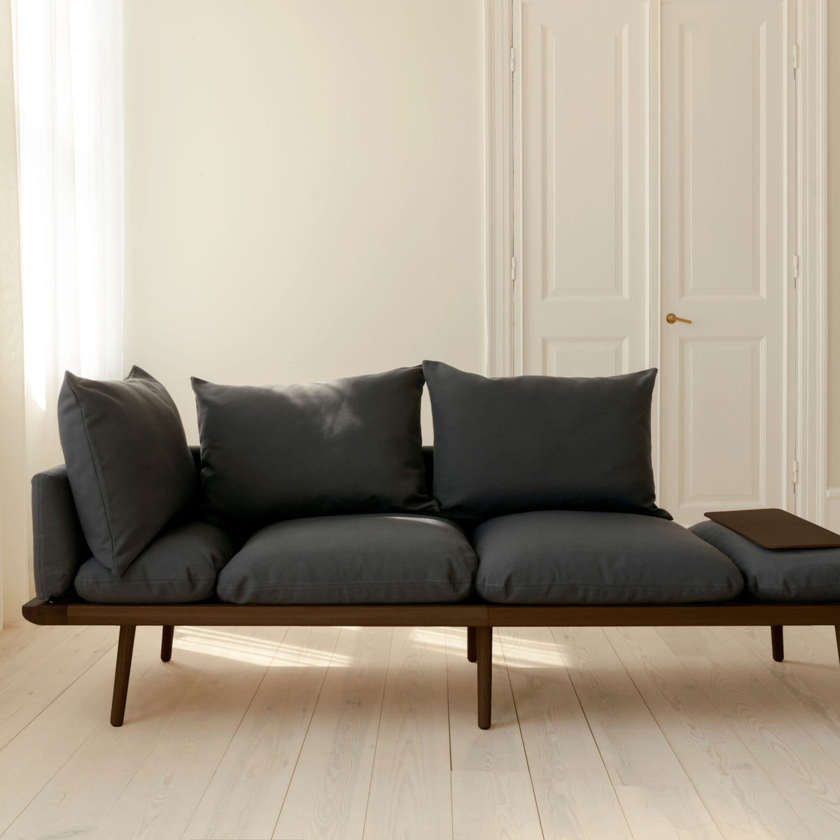 Lounge Around 3-Sitzer Sofa in Shadow präsentiert im Onlineshop von KAQTU Design AG. 3er Sofa ist von Umage