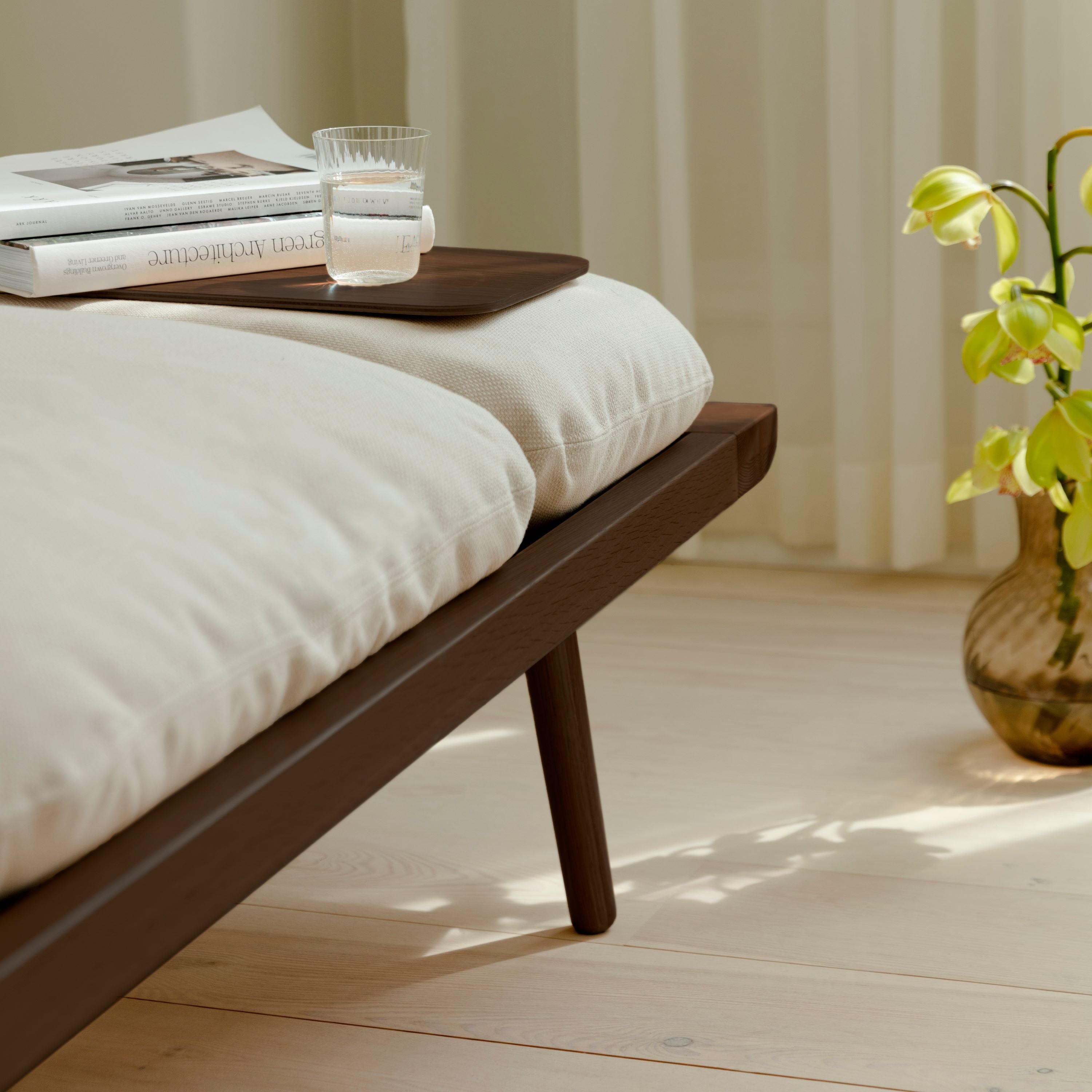 Stylisches Lounge Around 1.5-Sitzer Sofa von Umage, ideal für gemütliche Stunden und stilvolle Einrichtung in sanften Tönen.