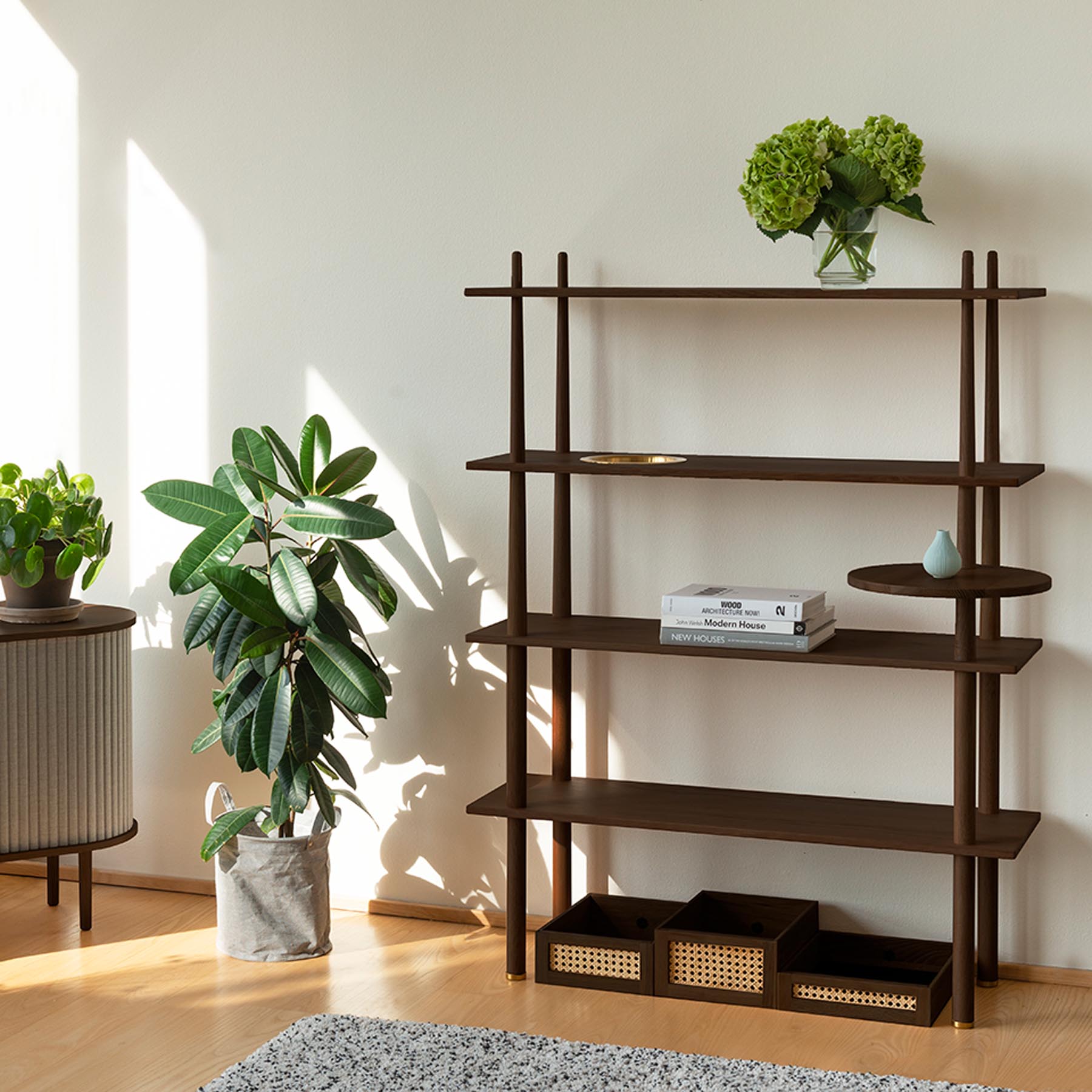 Elegantes Stories Regal in Dark Oak mit drei stilvollen Aufbewahrungsboxen, ideal für eine moderne und organisierte Wohnraumgestaltung.