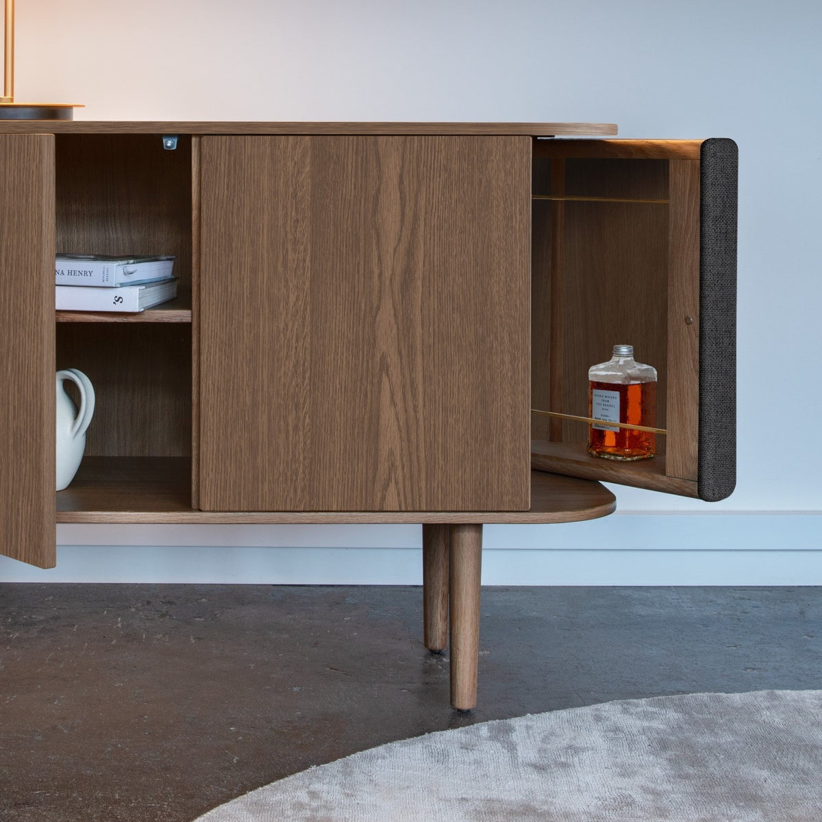 Treasures 3-türig Sideboard in Shadow präsentiert im Onlineshop von KAQTU Design AG. Sideboard ist von Umage