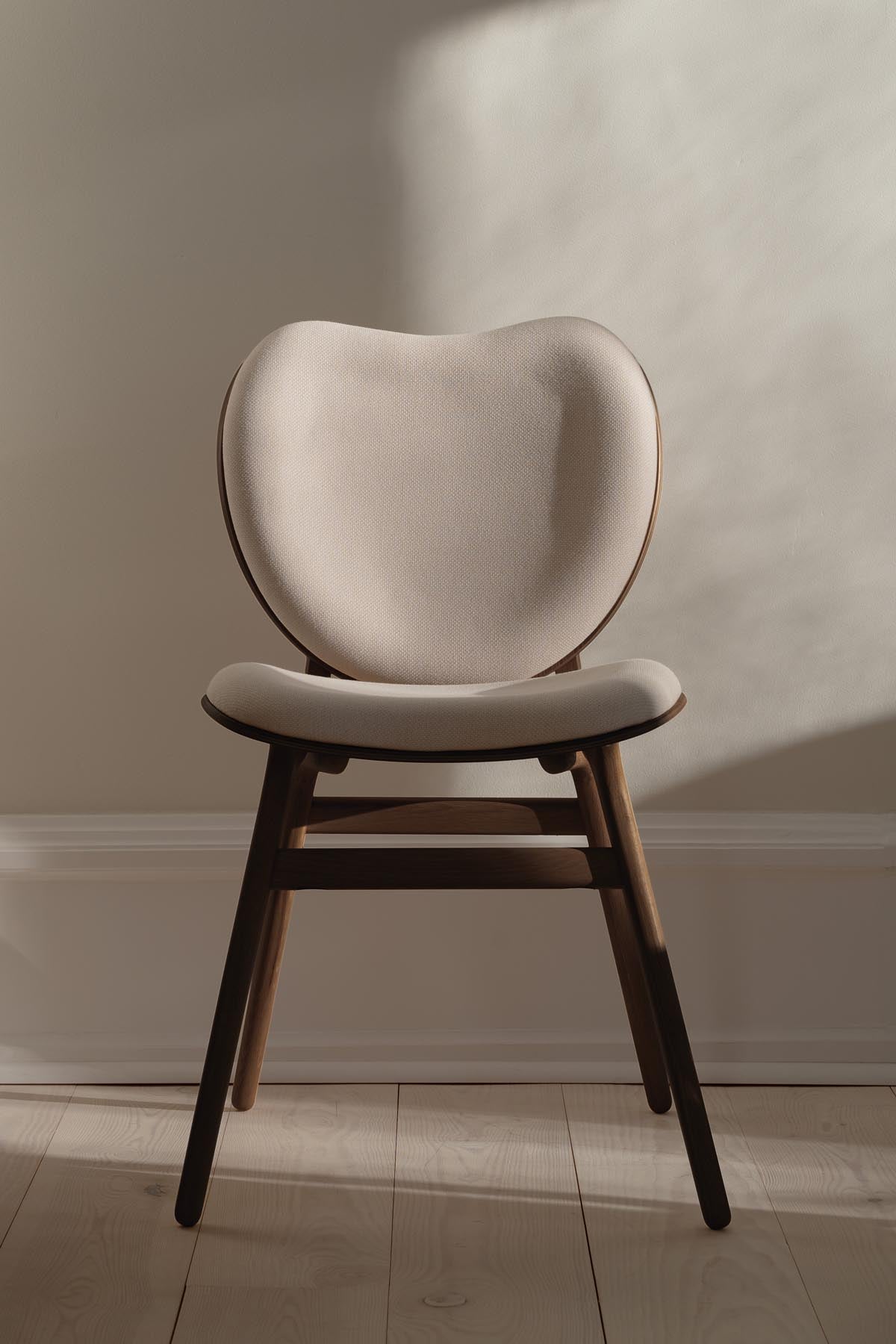 A Conversation Piece Esszimmerstuhl in White Sands präsentiert im Onlineshop von KAQTU Design AG. Stuhl ist von Umage