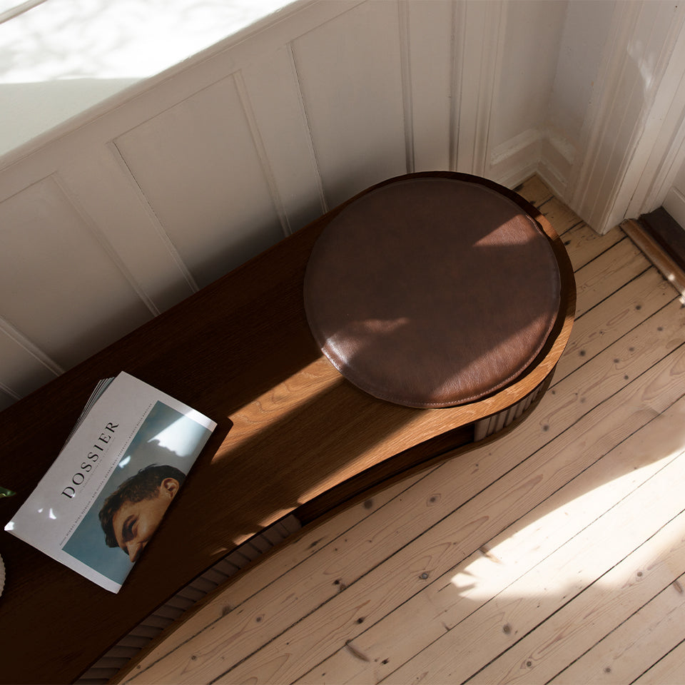 Audacious TV Bank in Hazelnut präsentiert im Onlineshop von KAQTU Design AG. TV-Möbel ist von Umage