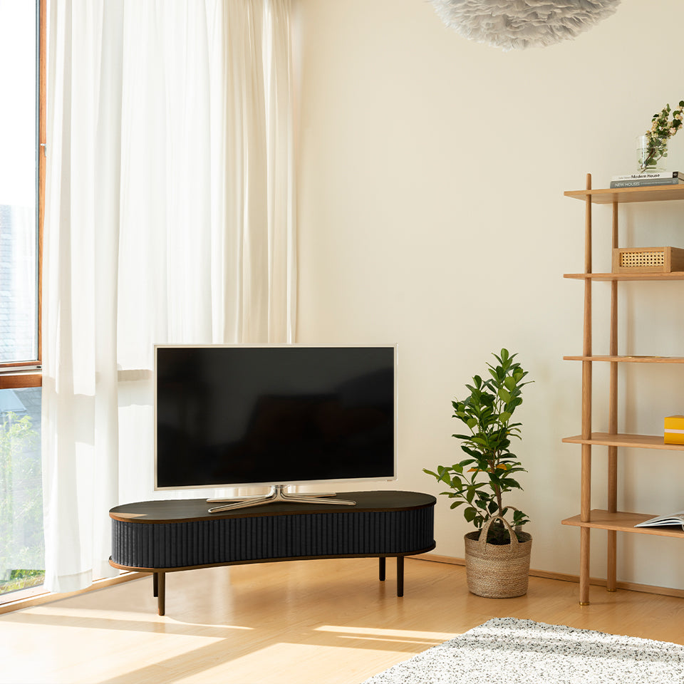 Audacious TV Bank in Charcoal präsentiert im Onlineshop von KAQTU Design AG. TV-Möbel ist von Umage