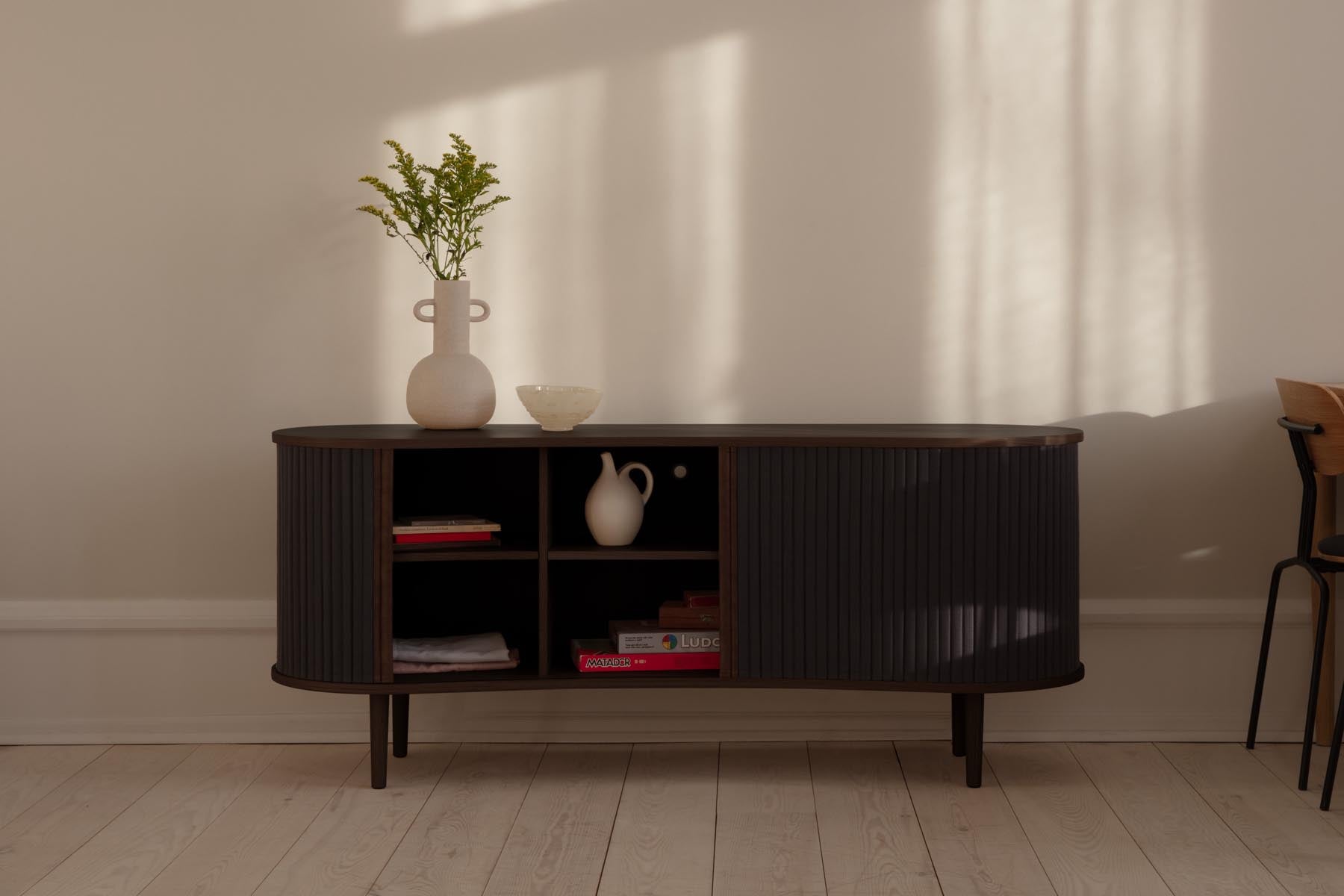 Modernes Audacious Sideboard von Umage, das durch seine klare Linienführung und stilvolle Farbgebung eine zeitgemäße Atmosphäre schafft.
