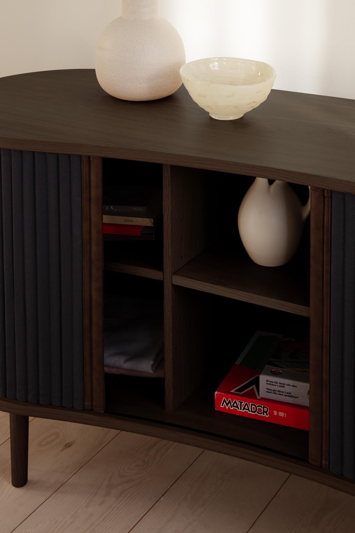 Elegantes Audacious Sideboard von Umage, das mit seinem minimalistischen Design und harmonischen Farben jeden Raum aufwertet.