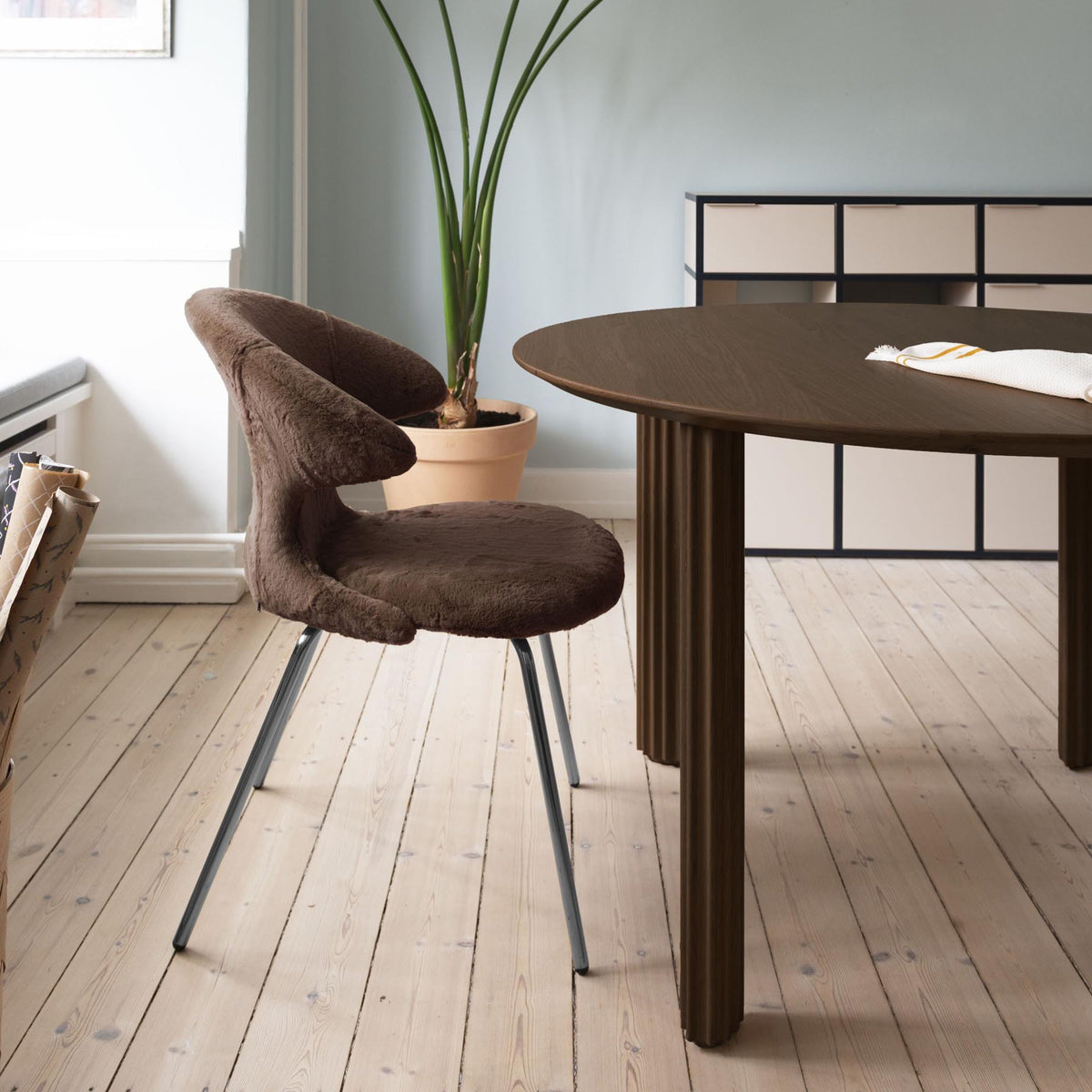 Comfort Circle Esstisch in Dark Oak/Rippled präsentiert im Onlineshop von KAQTU Design AG. Esstisch ist von Umage