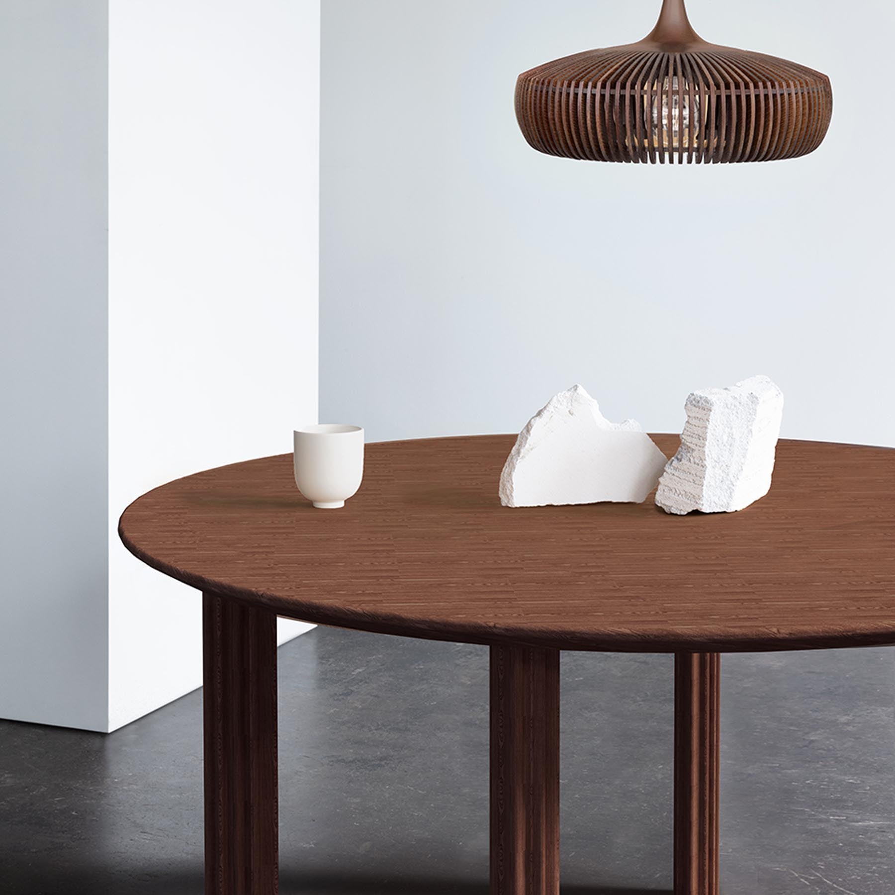 Moderner Comfort Circle Esstisch von Umage, gefertigt aus edlem Eichenholz, perfekt für gemütliche Esszimmer und gesellige Runden.