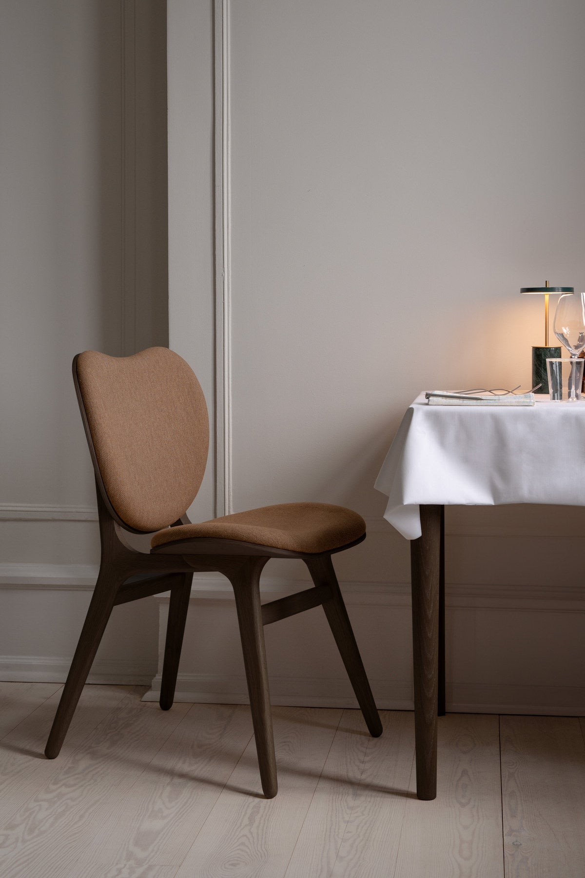 A Conversation Piece Esszimmerstuhl in Sugar Brown präsentiert im Onlineshop von KAQTU Design AG. Stuhl ist von Umage