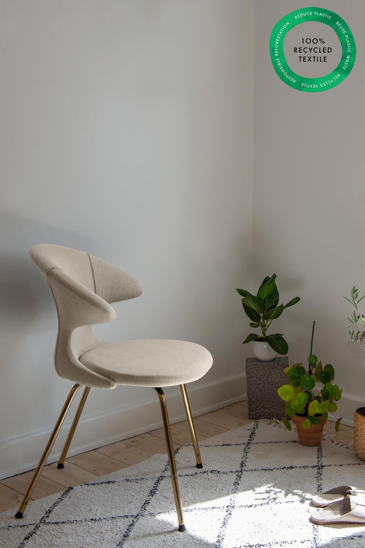 Time Flies Stuhl in White Sands präsentiert im Onlineshop von KAQTU Design AG. Stuhl mit Armlehne ist von Umage